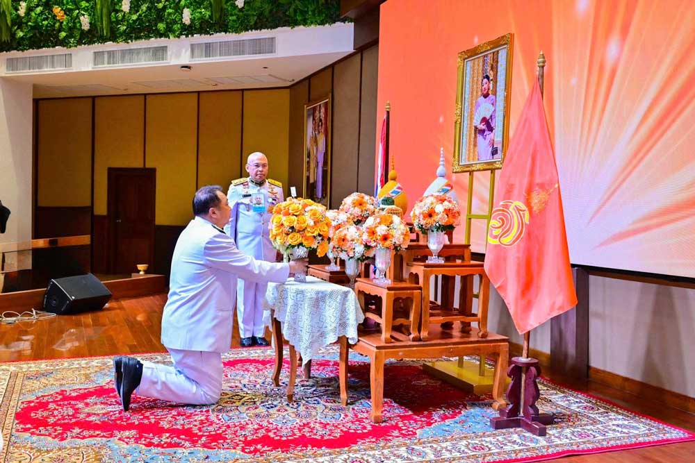 วันที่ 8 เมษายน 2569 สมเด็จพระเจ้าลูกเธอ เจ้าฟ้าสิริวัณณวรี นารีรัตน ราชกัญญา ทรงพระกรุณาโปรดเกล้าฯ ให้พลเอก ศิวะ ภระมรทัต กรมวังผู้ใหญ่ ประจำวัง ศุโขทัย เป็นผู้แทนพระองค์ อัญเชิญแจกันดอกไม้พระราชทานมอบแก่ นายสุชาติ ชมกลิ่น ภายหลังได้รับพระบรมราชโองการโปรดเกล้าฯ แต่งตั้งให้ดำรงตำแหน่งรัฐมนตรีว่าการ กระทรวงทรัพยากรธรรมชาติและสิ่งแวดล้อม โดยมี ดร.รวีวรรณ ภูริเดช ปลัดกระทรวงฯ พร้อมด้วยคณะผู้บริหารในสังกัดกระทรวงฯ นายบรรณรักษ์ เสริมทอง เลขาธิการ สผ. เข้าร่วมพิธี ณ ห้องศักดิ์สิทธิ์ ตรีเดช กระทรวงทรัพยากรธรรมชาติและสิ่งแวดล้อม วันที่ 8 เมษายน 2569 สมเด็จพระเจ้าลูกเธอ เจ้าฟ้าสิริวัณณวรี นารีรัตน ราชกัญญา ทรงพระกรุณาโปรดเกล้าฯ ให้พลเอก ศิวะ ภระมรทัต กรมวังผู้ใหญ่ ประจำวัง ศุโขทัย เป็นผู้แทนพระองค์ อัญเชิญแจกันดอกไม้พระราชทานมอบแก่ นายสุชาติ ชมกลิ่น ภายหลังได้รับพระบรมราชโองการโปรดเกล้าฯ แต่งตั้งให้ดำรงตำแหน่งรัฐมนตรีว่าการ กระทรวงทรัพยากรธรรมชาติและสิ่งแวดล้อม โดยมี ดร.รวีวรรณ ภูริเดช ปลัดกระทรวงฯ พร้อมด้วยคณะผู้บริหารในสังกัดกระทรวงฯ นายบรรณรักษ์ เสริมทอง เลขาธิการ สผ. เข้าร่วมพิธี ณ ห้องศักดิ์สิทธิ์ ตรีเดช กระทรวงทรัพยากรธรรมชาติและสิ่งแวดล้อม