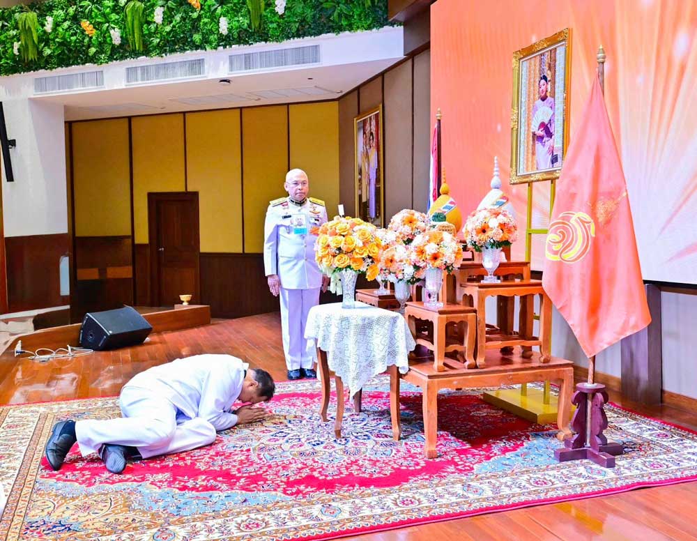 วันที่ 8 เมษายน 2569 สมเด็จพระเจ้าลูกเธอ เจ้าฟ้าสิริวัณณวรี นารีรัตน ราชกัญญา ทรงพระกรุณาโปรดเกล้าฯ ให้พลเอก ศิวะ ภระมรทัต กรมวังผู้ใหญ่ ประจำวัง ศุโขทัย เป็นผู้แทนพระองค์ อัญเชิญแจกันดอกไม้พระราชทานมอบแก่ นายสุชาติ ชมกลิ่น ภายหลังได้รับพระบรมราชโองการโปรดเกล้าฯ แต่งตั้งให้ดำรงตำแหน่งรัฐมนตรีว่าการ กระทรวงทรัพยากรธรรมชาติและสิ่งแวดล้อม โดยมี ดร.รวีวรรณ ภูริเดช ปลัดกระทรวงฯ พร้อมด้วยคณะผู้บริหารในสังกัดกระทรวงฯ นายบรรณรักษ์ เสริมทอง เลขาธิการ สผ. เข้าร่วมพิธี ณ ห้องศักดิ์สิทธิ์ ตรีเดช กระทรวงทรัพยากรธรรมชาติและสิ่งแวดล้อม วันที่ 8 เมษายน 2569 สมเด็จพระเจ้าลูกเธอ เจ้าฟ้าสิริวัณณวรี นารีรัตน ราชกัญญา ทรงพระกรุณาโปรดเกล้าฯ ให้พลเอก ศิวะ ภระมรทัต กรมวังผู้ใหญ่ ประจำวัง ศุโขทัย เป็นผู้แทนพระองค์ อัญเชิญแจกันดอกไม้พระราชทานมอบแก่ นายสุชาติ ชมกลิ่น ภายหลังได้รับพระบรมราชโองการโปรดเกล้าฯ แต่งตั้งให้ดำรงตำแหน่งรัฐมนตรีว่าการ กระทรวงทรัพยากรธรรมชาติและสิ่งแวดล้อม โดยมี ดร.รวีวรรณ ภูริเดช ปลัดกระทรวงฯ พร้อมด้วยคณะผู้บริหารในสังกัดกระทรวงฯ นายบรรณรักษ์ เสริมทอง เลขาธิการ สผ. เข้าร่วมพิธี ณ ห้องศักดิ์สิทธิ์ ตรีเดช กระทรวงทรัพยากรธรรมชาติและสิ่งแวดล้อม