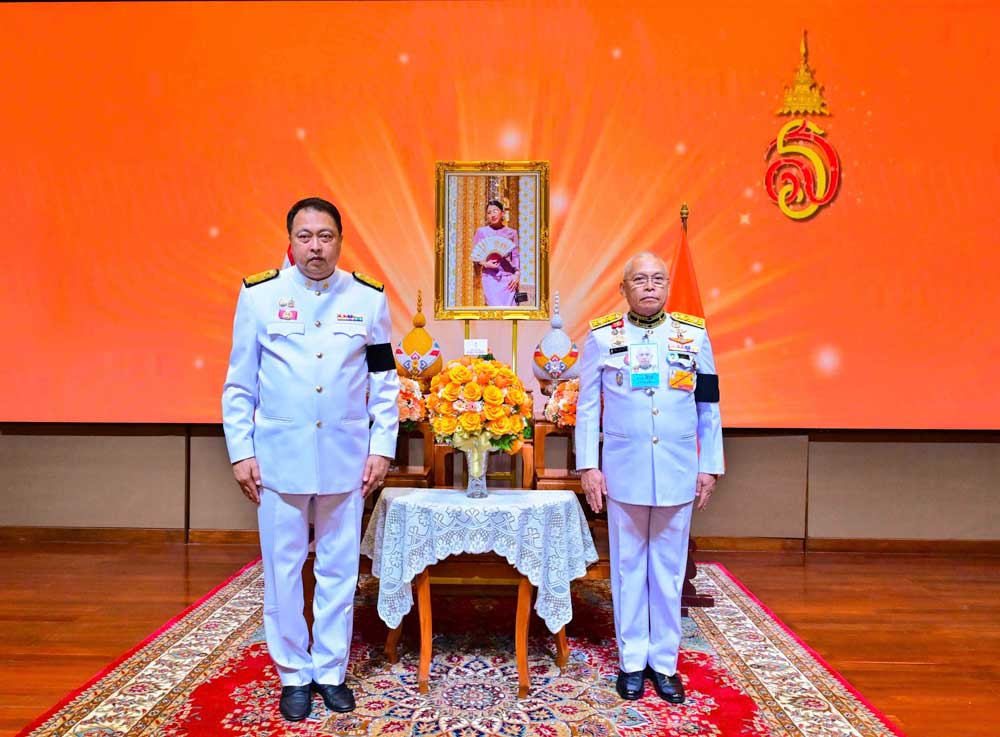 วันที่ 8 เมษายน 2569 สมเด็จพระเจ้าลูกเธอ เจ้าฟ้าสิริวัณณวรี นารีรัตน ราชกัญญา ทรงพระกรุณาโปรดเกล้าฯ ให้พลเอก ศิวะ ภระมรทัต กรมวังผู้ใหญ่ ประจำวัง ศุโขทัย เป็นผู้แทนพระองค์ อัญเชิญแจกันดอกไม้พระราชทานมอบแก่ นายสุชาติ ชมกลิ่น ภายหลังได้รับพระบรมราชโองการโปรดเกล้าฯ แต่งตั้งให้ดำรงตำแหน่งรัฐมนตรีว่าการ กระทรวงทรัพยากรธรรมชาติและสิ่งแวดล้อม โดยมี ดร.รวีวรรณ ภูริเดช ปลัดกระทรวงฯ พร้อมด้วยคณะผู้บริหารในสังกัดกระทรวงฯ นายบรรณรักษ์ เสริมทอง เลขาธิการ สผ. เข้าร่วมพิธี ณ ห้องศักดิ์สิทธิ์ ตรีเดช กระทรวงทรัพยากรธรรมชาติและสิ่งแวดล้อม วันที่ 8 เมษายน 2569 สมเด็จพระเจ้าลูกเธอ เจ้าฟ้าสิริวัณณวรี นารีรัตน ราชกัญญา ทรงพระกรุณาโปรดเกล้าฯ ให้พลเอก ศิวะ ภระมรทัต กรมวังผู้ใหญ่ ประจำวัง ศุโขทัย เป็นผู้แทนพระองค์ อัญเชิญแจกันดอกไม้พระราชทานมอบแก่ นายสุชาติ ชมกลิ่น ภายหลังได้รับพระบรมราชโองการโปรดเกล้าฯ แต่งตั้งให้ดำรงตำแหน่งรัฐมนตรีว่าการ กระทรวงทรัพยากรธรรมชาติและสิ่งแวดล้อม โดยมี ดร.รวีวรรณ ภูริเดช ปลัดกระทรวงฯ พร้อมด้วยคณะผู้บริหารในสังกัดกระทรวงฯ นายบรรณรักษ์ เสริมทอง เลขาธิการ สผ. เข้าร่วมพิธี ณ ห้องศักดิ์สิทธิ์ ตรีเดช กระทรวงทรัพยากรธรรมชาติและสิ่งแวดล้อม