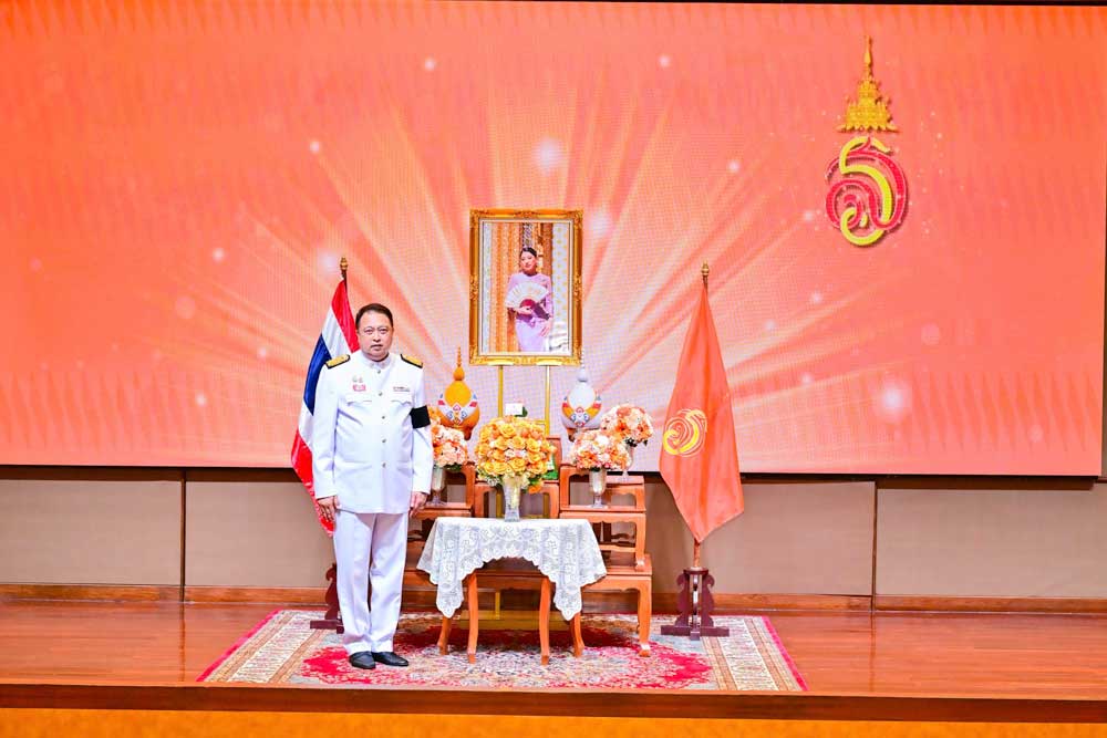 วันที่ 8 เมษายน 2569 สมเด็จพระเจ้าลูกเธอ เจ้าฟ้าสิริวัณณวรี นารีรัตน ราชกัญญา ทรงพระกรุณาโปรดเกล้าฯ ให้พลเอก ศิวะ ภระมรทัต กรมวังผู้ใหญ่ ประจำวัง ศุโขทัย เป็นผู้แทนพระองค์ อัญเชิญแจกันดอกไม้พระราชทานมอบแก่ นายสุชาติ ชมกลิ่น ภายหลังได้รับพระบรมราชโองการโปรดเกล้าฯ แต่งตั้งให้ดำรงตำแหน่งรัฐมนตรีว่าการ กระทรวงทรัพยากรธรรมชาติและสิ่งแวดล้อม โดยมี ดร.รวีวรรณ ภูริเดช ปลัดกระทรวงฯ พร้อมด้วยคณะผู้บริหารในสังกัดกระทรวงฯ นายบรรณรักษ์ เสริมทอง เลขาธิการ สผ. เข้าร่วมพิธี ณ ห้องศักดิ์สิทธิ์ ตรีเดช กระทรวงทรัพยากรธรรมชาติและสิ่งแวดล้อม วันที่ 8 เมษายน 2569 สมเด็จพระเจ้าลูกเธอ เจ้าฟ้าสิริวัณณวรี นารีรัตน ราชกัญญา ทรงพระกรุณาโปรดเกล้าฯ ให้พลเอก ศิวะ ภระมรทัต กรมวังผู้ใหญ่ ประจำวัง ศุโขทัย เป็นผู้แทนพระองค์ อัญเชิญแจกันดอกไม้พระราชทานมอบแก่ นายสุชาติ ชมกลิ่น ภายหลังได้รับพระบรมราชโองการโปรดเกล้าฯ แต่งตั้งให้ดำรงตำแหน่งรัฐมนตรีว่าการ กระทรวงทรัพยากรธรรมชาติและสิ่งแวดล้อม โดยมี ดร.รวีวรรณ ภูริเดช ปลัดกระทรวงฯ พร้อมด้วยคณะผู้บริหารในสังกัดกระทรวงฯ นายบรรณรักษ์ เสริมทอง เลขาธิการ สผ. เข้าร่วมพิธี ณ ห้องศักดิ์สิทธิ์ ตรีเดช กระทรวงทรัพยากรธรรมชาติและสิ่งแวดล้อม