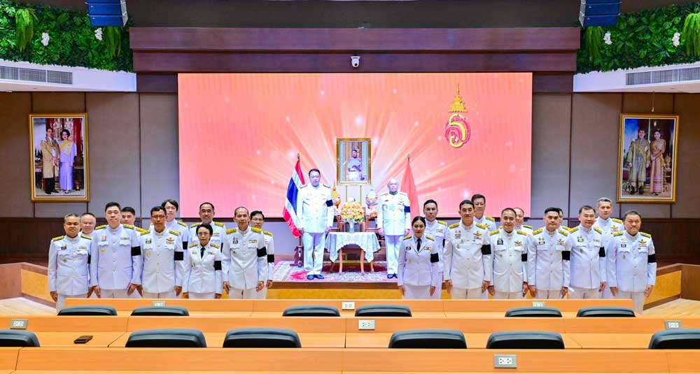 วันที่ 8 เมษายน 2569 สมเด็จพระเจ้าลูกเธอ เจ้าฟ้าสิริวัณณวรี นารีรัตน ราชกัญญา ทรงพระกรุณาโปรดเกล้าฯ ให้พลเอก ศิวะ ภระมรทัต กรมวังผู้ใหญ่ ประจำวัง ศุโขทัย เป็นผู้แทนพระองค์ อัญเชิญแจกันดอกไม้พระราชทานมอบแก่ นายสุชาติ ชมกลิ่น ภายหลังได้รับพระบรมราชโองการโปรดเกล้าฯ แต่งตั้งให้ดำรงตำแหน่งรัฐมนตรีว่าการ กระทรวงทรัพยากรธรรมชาติและสิ่งแวดล้อม โดยมี ดร.รวีวรรณ ภูริเดช ปลัดกระทรวงฯ พร้อมด้วยคณะผู้บริหารในสังกัดกระทรวงฯ นายบรรณรักษ์ เสริมทอง เลขาธิการ สผ. เข้าร่วมพิธี ณ ห้องศักดิ์สิทธิ์ ตรีเดช กระทรวงทรัพยากรธรรมชาติและสิ่งแวดล้อม วันที่ 8 เมษายน 2569 สมเด็จพระเจ้าลูกเธอ เจ้าฟ้าสิริวัณณวรี นารีรัตน ราชกัญญา ทรงพระกรุณาโปรดเกล้าฯ ให้พลเอก ศิวะ ภระมรทัต กรมวังผู้ใหญ่ ประจำวัง ศุโขทัย เป็นผู้แทนพระองค์ อัญเชิญแจกันดอกไม้พระราชทานมอบแก่ นายสุชาติ ชมกลิ่น ภายหลังได้รับพระบรมราชโองการโปรดเกล้าฯ แต่งตั้งให้ดำรงตำแหน่งรัฐมนตรีว่าการ กระทรวงทรัพยากรธรรมชาติและสิ่งแวดล้อม โดยมี ดร.รวีวรรณ ภูริเดช ปลัดกระทรวงฯ พร้อมด้วยคณะผู้บริหารในสังกัดกระทรวงฯ นายบรรณรักษ์ เสริมทอง เลขาธิการ สผ. เข้าร่วมพิธี ณ ห้องศักดิ์สิทธิ์ ตรีเดช กระทรวงทรัพยากรธรรมชาติและสิ่งแวดล้อม