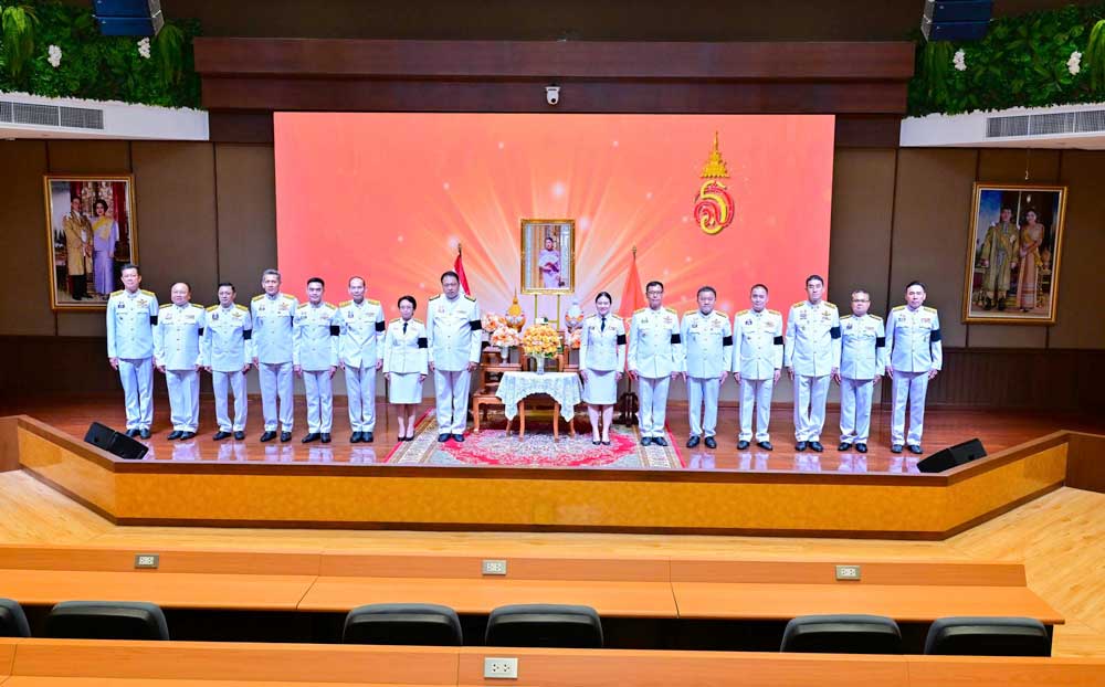 วันที่ 8 เมษายน 2569 สมเด็จพระเจ้าลูกเธอ เจ้าฟ้าสิริวัณณวรี นารีรัตน ราชกัญญา ทรงพระกรุณาโปรดเกล้าฯ ให้พลเอก ศิวะ ภระมรทัต กรมวังผู้ใหญ่ ประจำวัง ศุโขทัย เป็นผู้แทนพระองค์ อัญเชิญแจกันดอกไม้พระราชทานมอบแก่ นายสุชาติ ชมกลิ่น ภายหลังได้รับพระบรมราชโองการโปรดเกล้าฯ แต่งตั้งให้ดำรงตำแหน่งรัฐมนตรีว่าการ กระทรวงทรัพยากรธรรมชาติและสิ่งแวดล้อม โดยมี ดร.รวีวรรณ ภูริเดช ปลัดกระทรวงฯ พร้อมด้วยคณะผู้บริหารในสังกัดกระทรวงฯ นายบรรณรักษ์ เสริมทอง เลขาธิการ สผ. เข้าร่วมพิธี ณ ห้องศักดิ์สิทธิ์ ตรีเดช กระทรวงทรัพยากรธรรมชาติและสิ่งแวดล้อม วันที่ 8 เมษายน 2569 สมเด็จพระเจ้าลูกเธอ เจ้าฟ้าสิริวัณณวรี นารีรัตน ราชกัญญา ทรงพระกรุณาโปรดเกล้าฯ ให้พลเอก ศิวะ ภระมรทัต กรมวังผู้ใหญ่ ประจำวัง ศุโขทัย เป็นผู้แทนพระองค์ อัญเชิญแจกันดอกไม้พระราชทานมอบแก่ นายสุชาติ ชมกลิ่น ภายหลังได้รับพระบรมราชโองการโปรดเกล้าฯ แต่งตั้งให้ดำรงตำแหน่งรัฐมนตรีว่าการ กระทรวงทรัพยากรธรรมชาติและสิ่งแวดล้อม โดยมี ดร.รวีวรรณ ภูริเดช ปลัดกระทรวงฯ พร้อมด้วยคณะผู้บริหารในสังกัดกระทรวงฯ นายบรรณรักษ์ เสริมทอง เลขาธิการ สผ. เข้าร่วมพิธี ณ ห้องศักดิ์สิทธิ์ ตรีเดช กระทรวงทรัพยากรธรรมชาติและสิ่งแวดล้อม