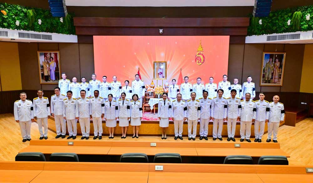 วันที่ 8 เมษายน 2569 สมเด็จพระเจ้าลูกเธอ เจ้าฟ้าสิริวัณณวรี นารีรัตน ราชกัญญา ทรงพระกรุณาโปรดเกล้าฯ ให้พลเอก ศิวะ ภระมรทัต กรมวังผู้ใหญ่ ประจำวัง ศุโขทัย เป็นผู้แทนพระองค์ อัญเชิญแจกันดอกไม้พระราชทานมอบแก่ นายสุชาติ ชมกลิ่น ภายหลังได้รับพระบรมราชโองการโปรดเกล้าฯ แต่งตั้งให้ดำรงตำแหน่งรัฐมนตรีว่าการ กระทรวงทรัพยากรธรรมชาติและสิ่งแวดล้อม โดยมี ดร.รวีวรรณ ภูริเดช ปลัดกระทรวงฯ พร้อมด้วยคณะผู้บริหารในสังกัดกระทรวงฯ นายบรรณรักษ์ เสริมทอง เลขาธิการ สผ. เข้าร่วมพิธี ณ ห้องศักดิ์สิทธิ์ ตรีเดช กระทรวงทรัพยากรธรรมชาติและสิ่งแวดล้อม วันที่ 8 เมษายน 2569 สมเด็จพระเจ้าลูกเธอ เจ้าฟ้าสิริวัณณวรี นารีรัตน ราชกัญญา ทรงพระกรุณาโปรดเกล้าฯ ให้พลเอก ศิวะ ภระมรทัต กรมวังผู้ใหญ่ ประจำวัง ศุโขทัย เป็นผู้แทนพระองค์ อัญเชิญแจกันดอกไม้พระราชทานมอบแก่ นายสุชาติ ชมกลิ่น ภายหลังได้รับพระบรมราชโองการโปรดเกล้าฯ แต่งตั้งให้ดำรงตำแหน่งรัฐมนตรีว่าการ กระทรวงทรัพยากรธรรมชาติและสิ่งแวดล้อม โดยมี ดร.รวีวรรณ ภูริเดช ปลัดกระทรวงฯ พร้อมด้วยคณะผู้บริหารในสังกัดกระทรวงฯ นายบรรณรักษ์ เสริมทอง เลขาธิการ สผ. เข้าร่วมพิธี ณ ห้องศักดิ์สิทธิ์ ตรีเดช กระทรวงทรัพยากรธรรมชาติและสิ่งแวดล้อม