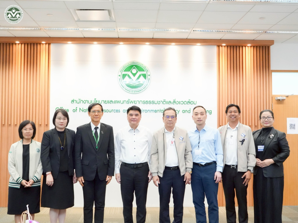 ผู้เข้าร่วมประชุมถ่ายภาพร่วมกัน ผู้เข้าร่วมประชุมถ่ายภาพร่วมกัน