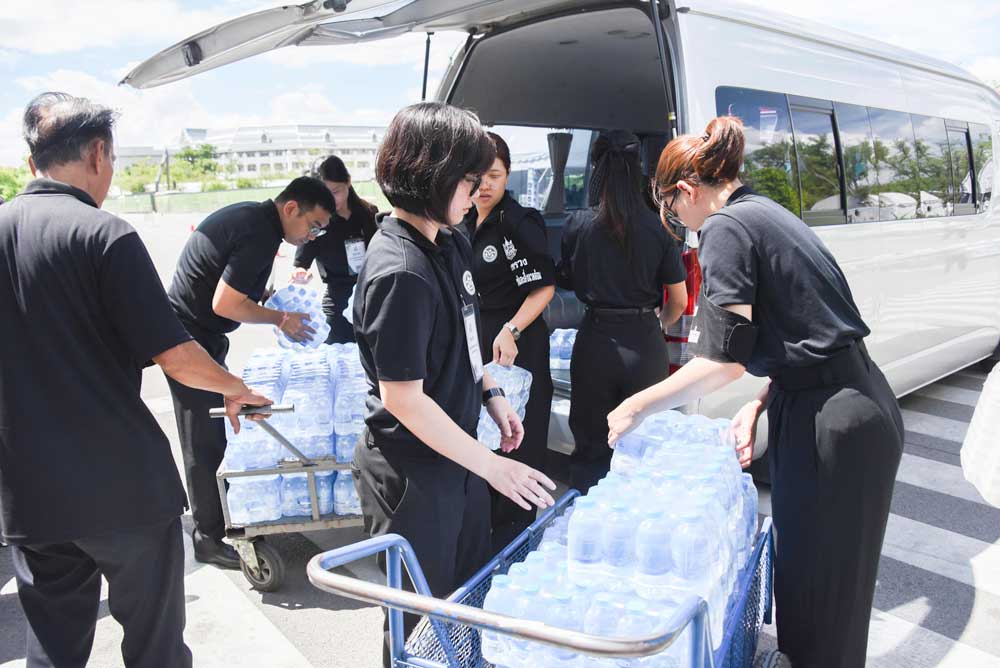 วันที่ 18 พฤษภาคม 2569 จิตอาสากระทรวงทรัพยากรธรรมชาติและสิ่งแวดล้อม (จิตอาสา ทส.) โดยสำนักงานนโยบายและแผนทรัพยากรธรรมชาติและสิ่งแวดล้อม (สผ.) ร่วมกับศูนย์อำนวยการใหญ่ จิตอาสาพระราชทาน ศูนย์ประสานงานจิตอาสาพระราชทาน ศอ.จอส. พระราชทาน ภาค 1 (ส่วนหน้า) จิตอาสา 904 จิตอาสาพระราชทาน จิตอาสาภาครัฐ กรุงเทพมหานคร หน่วยงานภาครัฐ แพทย์ พยาบาล นักศึกษาวิชาทหาร ลูกเสือ - เนตรนารี อาสาสมัครป้องกันภัยฝ่ายพลเรือน และเครือข่ายจิตอาสา ดำเนินภารกิจประจำวัน เพื่ออำนวยความสะดวกและดูแลประชาชนที่เดินทางมาลงนามถวายความอาลัยสมเด็จพระนางเจ้าสิริกิติ์ พระบรมราชินีนาถ พระบรมราชชนนีพันปีหลวง เบื้องหน้าพระบรมฉายาลักษณ์ โดยได้จัดกำลังจิตอาสาประจำจุดต่างๆ ดังนี้ จุดที่ 1 จุดพักคอย จุดที่ 2 โรงครัวพระราชทาน เพื่อให้การปฏิบัติเป็นไปด้วยความเรียบร้อยและสมพระเกียรติ ณ ท้องสนามหลวง ในพระบรมมหาราชวัง โดยมีจิตอาสา ทส. เข้าร่วมปฏิบัติงานตลอดทั้งวัน วันที่ 18 พฤษภาคม 2569 จิตอาสากระทรวงทรัพยากรธรรมชาติและสิ่งแวดล้อม (จิตอาสา ทส.) โดยสำนักงานนโยบายและแผนทรัพยากรธรรมชาติและสิ่งแวดล้อม (สผ.) ร่วมกับศูนย์อำนวยการใหญ่ จิตอาสาพระราชทาน ศูนย์ประสานงานจิตอาสาพระราชทาน ศอ.จอส. พระราชทาน ภาค 1 (ส่วนหน้า) จิตอาสา 904 จิตอาสาพระราชทาน จิตอาสาภาครัฐ กรุงเทพมหานคร หน่วยงานภาครัฐ แพทย์ พยาบาล นักศึกษาวิชาทหาร ลูกเสือ - เนตรนารี อาสาสมัครป้องกันภัยฝ่ายพลเรือน และเครือข่ายจิตอาสา ดำเนินภารกิจประจำวัน เพื่ออำนวยความสะดวกและดูแลประชาชนที่เดินทางมาลงนามถวายความอาลัยสมเด็จพระนางเจ้าสิริกิติ์ พระบรมราชินีนาถ พระบรมราชชนนีพันปีหลวง เบื้องหน้าพระบรมฉายาลักษณ์ โดยได้จัดกำลังจิตอาสาประจำจุดต่างๆ ดังนี้ จุดที่ 1 จุดพักคอย จุดที่ 2 โรงครัวพระราชทาน เพื่อให้การปฏิบัติเป็นไปด้วยความเรียบร้อยและสมพระเกียรติ ณ ท้องสนามหลวง ในพระบรมมหาราชวัง โดยมีจิตอาสา ทส. เข้าร่วมปฏิบัติงานตลอดทั้งวัน