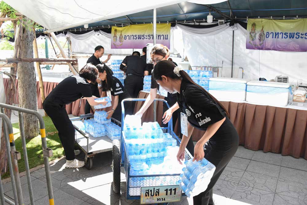วันที่ 18 พฤษภาคม 2569 จิตอาสากระทรวงทรัพยากรธรรมชาติและสิ่งแวดล้อม (จิตอาสา ทส.) โดยสำนักงานนโยบายและแผนทรัพยากรธรรมชาติและสิ่งแวดล้อม (สผ.) ร่วมกับศูนย์อำนวยการใหญ่ จิตอาสาพระราชทาน ศูนย์ประสานงานจิตอาสาพระราชทาน ศอ.จอส. พระราชทาน ภาค 1 (ส่วนหน้า) จิตอาสา 904 จิตอาสาพระราชทาน จิตอาสาภาครัฐ กรุงเทพมหานคร หน่วยงานภาครัฐ แพทย์ พยาบาล นักศึกษาวิชาทหาร ลูกเสือ - เนตรนารี อาสาสมัครป้องกันภัยฝ่ายพลเรือน และเครือข่ายจิตอาสา ดำเนินภารกิจประจำวัน เพื่ออำนวยความสะดวกและดูแลประชาชนที่เดินทางมาลงนามถวายความอาลัยสมเด็จพระนางเจ้าสิริกิติ์ พระบรมราชินีนาถ พระบรมราชชนนีพันปีหลวง เบื้องหน้าพระบรมฉายาลักษณ์ โดยได้จัดกำลังจิตอาสาประจำจุดต่างๆ ดังนี้ จุดที่ 1 จุดพักคอย จุดที่ 2 โรงครัวพระราชทาน เพื่อให้การปฏิบัติเป็นไปด้วยความเรียบร้อยและสมพระเกียรติ ณ ท้องสนามหลวง ในพระบรมมหาราชวัง โดยมีจิตอาสา ทส. เข้าร่วมปฏิบัติงานตลอดทั้งวัน วันที่ 18 พฤษภาคม 2569 จิตอาสากระทรวงทรัพยากรธรรมชาติและสิ่งแวดล้อม (จิตอาสา ทส.) โดยสำนักงานนโยบายและแผนทรัพยากรธรรมชาติและสิ่งแวดล้อม (สผ.) ร่วมกับศูนย์อำนวยการใหญ่ จิตอาสาพระราชทาน ศูนย์ประสานงานจิตอาสาพระราชทาน ศอ.จอส. พระราชทาน ภาค 1 (ส่วนหน้า) จิตอาสา 904 จิตอาสาพระราชทาน จิตอาสาภาครัฐ กรุงเทพมหานคร หน่วยงานภาครัฐ แพทย์ พยาบาล นักศึกษาวิชาทหาร ลูกเสือ - เนตรนารี อาสาสมัครป้องกันภัยฝ่ายพลเรือน และเครือข่ายจิตอาสา ดำเนินภารกิจประจำวัน เพื่ออำนวยความสะดวกและดูแลประชาชนที่เดินทางมาลงนามถวายความอาลัยสมเด็จพระนางเจ้าสิริกิติ์ พระบรมราชินีนาถ พระบรมราชชนนีพันปีหลวง เบื้องหน้าพระบรมฉายาลักษณ์ โดยได้จัดกำลังจิตอาสาประจำจุดต่างๆ ดังนี้ จุดที่ 1 จุดพักคอย จุดที่ 2 โรงครัวพระราชทาน เพื่อให้การปฏิบัติเป็นไปด้วยความเรียบร้อยและสมพระเกียรติ ณ ท้องสนามหลวง ในพระบรมมหาราชวัง โดยมีจิตอาสา ทส. เข้าร่วมปฏิบัติงานตลอดทั้งวัน