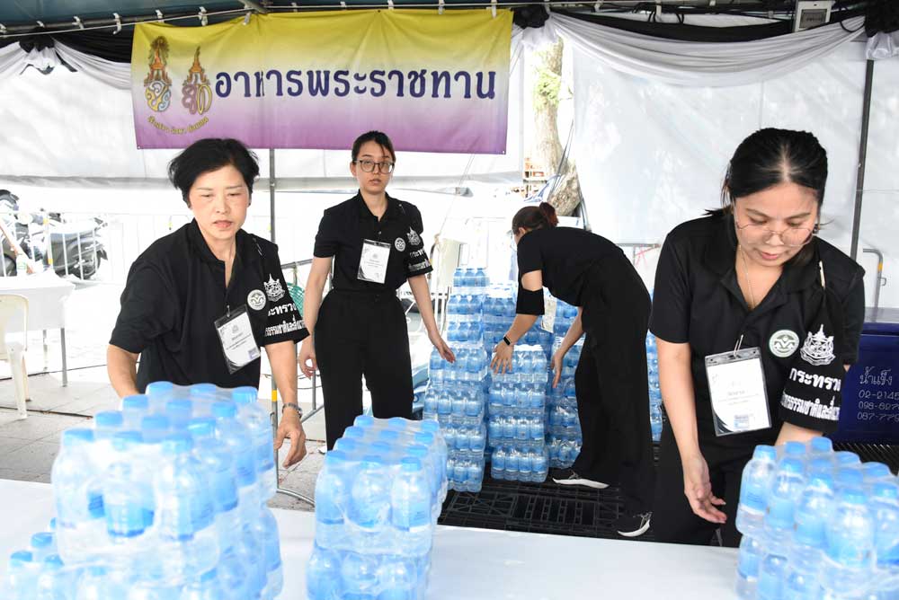 วันที่ 18 พฤษภาคม 2569 จิตอาสากระทรวงทรัพยากรธรรมชาติและสิ่งแวดล้อม (จิตอาสา ทส.) โดยสำนักงานนโยบายและแผนทรัพยากรธรรมชาติและสิ่งแวดล้อม (สผ.) ร่วมกับศูนย์อำนวยการใหญ่ จิตอาสาพระราชทาน ศูนย์ประสานงานจิตอาสาพระราชทาน ศอ.จอส. พระราชทาน ภาค 1 (ส่วนหน้า) จิตอาสา 904 จิตอาสาพระราชทาน จิตอาสาภาครัฐ กรุงเทพมหานคร หน่วยงานภาครัฐ แพทย์ พยาบาล นักศึกษาวิชาทหาร ลูกเสือ - เนตรนารี อาสาสมัครป้องกันภัยฝ่ายพลเรือน และเครือข่ายจิตอาสา ดำเนินภารกิจประจำวัน เพื่ออำนวยความสะดวกและดูแลประชาชนที่เดินทางมาลงนามถวายความอาลัยสมเด็จพระนางเจ้าสิริกิติ์ พระบรมราชินีนาถ พระบรมราชชนนีพันปีหลวง เบื้องหน้าพระบรมฉายาลักษณ์ โดยได้จัดกำลังจิตอาสาประจำจุดต่างๆ ดังนี้ จุดที่ 1 จุดพักคอย จุดที่ 2 โรงครัวพระราชทาน เพื่อให้การปฏิบัติเป็นไปด้วยความเรียบร้อยและสมพระเกียรติ ณ ท้องสนามหลวง ในพระบรมมหาราชวัง โดยมีจิตอาสา ทส. เข้าร่วมปฏิบัติงานตลอดทั้งวัน วันที่ 18 พฤษภาคม 2569 จิตอาสากระทรวงทรัพยากรธรรมชาติและสิ่งแวดล้อม (จิตอาสา ทส.) โดยสำนักงานนโยบายและแผนทรัพยากรธรรมชาติและสิ่งแวดล้อม (สผ.) ร่วมกับศูนย์อำนวยการใหญ่ จิตอาสาพระราชทาน ศูนย์ประสานงานจิตอาสาพระราชทาน ศอ.จอส. พระราชทาน ภาค 1 (ส่วนหน้า) จิตอาสา 904 จิตอาสาพระราชทาน จิตอาสาภาครัฐ กรุงเทพมหานคร หน่วยงานภาครัฐ แพทย์ พยาบาล นักศึกษาวิชาทหาร ลูกเสือ - เนตรนารี อาสาสมัครป้องกันภัยฝ่ายพลเรือน และเครือข่ายจิตอาสา ดำเนินภารกิจประจำวัน เพื่ออำนวยความสะดวกและดูแลประชาชนที่เดินทางมาลงนามถวายความอาลัยสมเด็จพระนางเจ้าสิริกิติ์ พระบรมราชินีนาถ พระบรมราชชนนีพันปีหลวง เบื้องหน้าพระบรมฉายาลักษณ์ โดยได้จัดกำลังจิตอาสาประจำจุดต่างๆ ดังนี้ จุดที่ 1 จุดพักคอย จุดที่ 2 โรงครัวพระราชทาน เพื่อให้การปฏิบัติเป็นไปด้วยความเรียบร้อยและสมพระเกียรติ ณ ท้องสนามหลวง ในพระบรมมหาราชวัง โดยมีจิตอาสา ทส. เข้าร่วมปฏิบัติงานตลอดทั้งวัน