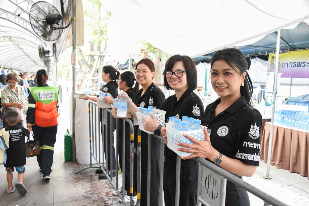 วันที่ 18 พฤษภาคม 2569 จิตอาสากระทรวงทรัพยากรธรรมชาติและสิ่งแวดล้อม (จิตอาสา ทส.) โดยสำนักงานนโยบายและแผนทรัพยากรธรรมชาติและสิ่งแวดล้อม (สผ.) ร่วมกับศูนย์อำนวยการใหญ่ จิตอาสาพระราชทาน ศูนย์ประสานงานจิตอาสาพระราชทาน ศอ.จอส. พระราชทาน ภาค 1 (ส่วนหน้า) จิตอาสา 904 จิตอาสาพระราชทาน จิตอาสาภาครัฐ กรุงเทพมหานคร หน่วยงานภาครัฐ แพทย์ พยาบาล นักศึกษาวิชาทหาร ลูกเสือ - เนตรนารี อาสาสมัครป้องกันภัยฝ่ายพลเรือน และเครือข่ายจิตอาสา ดำเนินภารกิจประจำวัน เพื่ออำนวยความสะดวกและดูแลประชาชนที่เดินทางมาลงนามถวายความอาลัยสมเด็จพระนางเจ้าสิริกิติ์ พระบรมราชินีนาถ พระบรมราชชนนีพันปีหลวง เบื้องหน้าพระบรมฉายาลักษณ์ โดยได้จัดกำลังจิตอาสาประจำจุดต่างๆ ดังนี้ จุดที่ 1 จุดพักคอย จุดที่ 2 โรงครัวพระราชทาน เพื่อให้การปฏิบัติเป็นไปด้วยความเรียบร้อยและสมพระเกียรติ ณ ท้องสนามหลวง ในพระบรมมหาราชวัง โดยมีจิตอาสา ทส. เข้าร่วมปฏิบัติงานตลอดทั้งวัน วันที่ 18 พฤษภาคม 2569 จิตอาสากระทรวงทรัพยากรธรรมชาติและสิ่งแวดล้อม (จิตอาสา ทส.) โดยสำนักงานนโยบายและแผนทรัพยากรธรรมชาติและสิ่งแวดล้อม (สผ.) ร่วมกับศูนย์อำนวยการใหญ่ จิตอาสาพระราชทาน ศูนย์ประสานงานจิตอาสาพระราชทาน ศอ.จอส. พระราชทาน ภาค 1 (ส่วนหน้า) จิตอาสา 904 จิตอาสาพระราชทาน จิตอาสาภาครัฐ กรุงเทพมหานคร หน่วยงานภาครัฐ แพทย์ พยาบาล นักศึกษาวิชาทหาร ลูกเสือ - เนตรนารี อาสาสมัครป้องกันภัยฝ่ายพลเรือน และเครือข่ายจิตอาสา ดำเนินภารกิจประจำวัน เพื่ออำนวยความสะดวกและดูแลประชาชนที่เดินทางมาลงนามถวายความอาลัยสมเด็จพระนางเจ้าสิริกิติ์ พระบรมราชินีนาถ พระบรมราชชนนีพันปีหลวง เบื้องหน้าพระบรมฉายาลักษณ์ โดยได้จัดกำลังจิตอาสาประจำจุดต่างๆ ดังนี้ จุดที่ 1 จุดพักคอย จุดที่ 2 โรงครัวพระราชทาน เพื่อให้การปฏิบัติเป็นไปด้วยความเรียบร้อยและสมพระเกียรติ ณ ท้องสนามหลวง ในพระบรมมหาราชวัง โดยมีจิตอาสา ทส. เข้าร่วมปฏิบัติงานตลอดทั้งวัน
