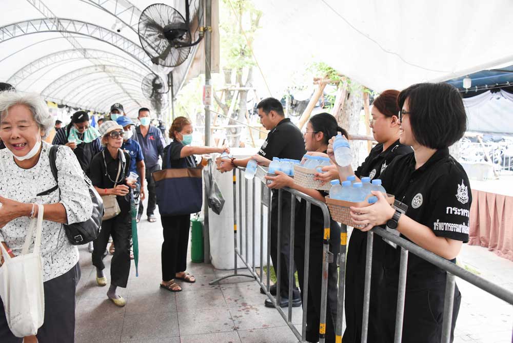 วันที่ 18 พฤษภาคม 2569 จิตอาสากระทรวงทรัพยากรธรรมชาติและสิ่งแวดล้อม (จิตอาสา ทส.) โดยสำนักงานนโยบายและแผนทรัพยากรธรรมชาติและสิ่งแวดล้อม (สผ.) ร่วมกับศูนย์อำนวยการใหญ่ จิตอาสาพระราชทาน ศูนย์ประสานงานจิตอาสาพระราชทาน ศอ.จอส. พระราชทาน ภาค 1 (ส่วนหน้า) จิตอาสา 904 จิตอาสาพระราชทาน จิตอาสาภาครัฐ กรุงเทพมหานคร หน่วยงานภาครัฐ แพทย์ พยาบาล นักศึกษาวิชาทหาร ลูกเสือ - เนตรนารี อาสาสมัครป้องกันภัยฝ่ายพลเรือน และเครือข่ายจิตอาสา ดำเนินภารกิจประจำวัน เพื่ออำนวยความสะดวกและดูแลประชาชนที่เดินทางมาลงนามถวายความอาลัยสมเด็จพระนางเจ้าสิริกิติ์ พระบรมราชินีนาถ พระบรมราชชนนีพันปีหลวง เบื้องหน้าพระบรมฉายาลักษณ์ โดยได้จัดกำลังจิตอาสาประจำจุดต่างๆ ดังนี้ จุดที่ 1 จุดพักคอย จุดที่ 2 โรงครัวพระราชทาน เพื่อให้การปฏิบัติเป็นไปด้วยความเรียบร้อยและสมพระเกียรติ ณ ท้องสนามหลวง ในพระบรมมหาราชวัง โดยมีจิตอาสา ทส. เข้าร่วมปฏิบัติงานตลอดทั้งวัน วันที่ 18 พฤษภาคม 2569 จิตอาสากระทรวงทรัพยากรธรรมชาติและสิ่งแวดล้อม (จิตอาสา ทส.) โดยสำนักงานนโยบายและแผนทรัพยากรธรรมชาติและสิ่งแวดล้อม (สผ.) ร่วมกับศูนย์อำนวยการใหญ่ จิตอาสาพระราชทาน ศูนย์ประสานงานจิตอาสาพระราชทาน ศอ.จอส. พระราชทาน ภาค 1 (ส่วนหน้า) จิตอาสา 904 จิตอาสาพระราชทาน จิตอาสาภาครัฐ กรุงเทพมหานคร หน่วยงานภาครัฐ แพทย์ พยาบาล นักศึกษาวิชาทหาร ลูกเสือ - เนตรนารี อาสาสมัครป้องกันภัยฝ่ายพลเรือน และเครือข่ายจิตอาสา ดำเนินภารกิจประจำวัน เพื่ออำนวยความสะดวกและดูแลประชาชนที่เดินทางมาลงนามถวายความอาลัยสมเด็จพระนางเจ้าสิริกิติ์ พระบรมราชินีนาถ พระบรมราชชนนีพันปีหลวง เบื้องหน้าพระบรมฉายาลักษณ์ โดยได้จัดกำลังจิตอาสาประจำจุดต่างๆ ดังนี้ จุดที่ 1 จุดพักคอย จุดที่ 2 โรงครัวพระราชทาน เพื่อให้การปฏิบัติเป็นไปด้วยความเรียบร้อยและสมพระเกียรติ ณ ท้องสนามหลวง ในพระบรมมหาราชวัง โดยมีจิตอาสา ทส. เข้าร่วมปฏิบัติงานตลอดทั้งวัน