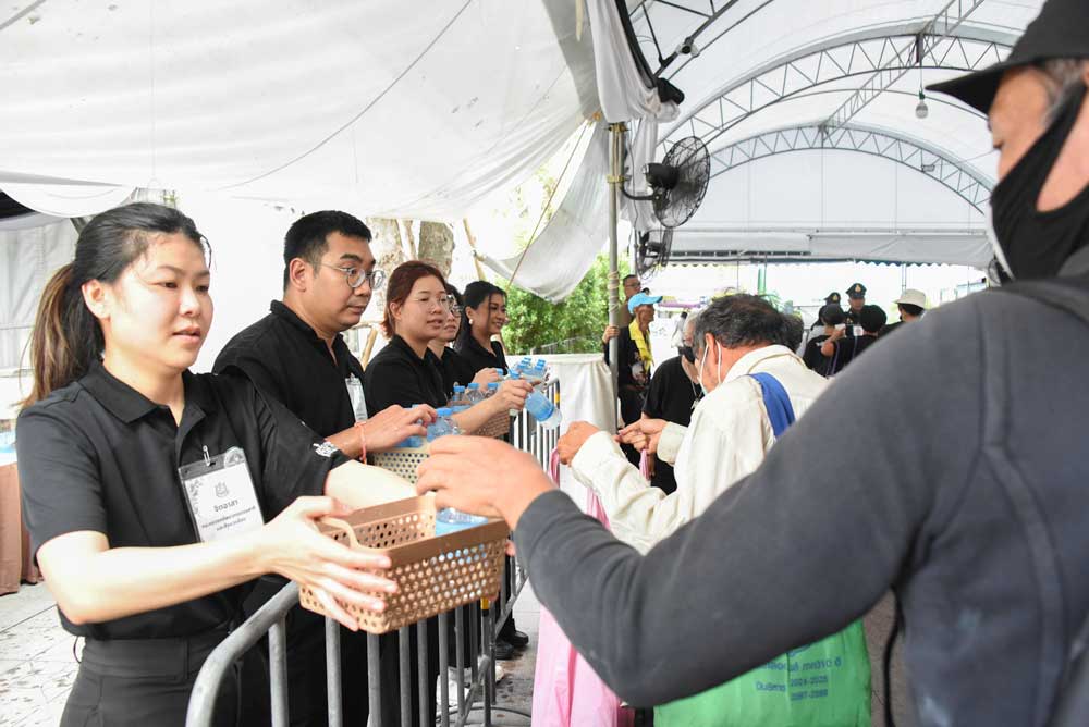 วันที่ 18 พฤษภาคม 2569 จิตอาสากระทรวงทรัพยากรธรรมชาติและสิ่งแวดล้อม (จิตอาสา ทส.) โดยสำนักงานนโยบายและแผนทรัพยากรธรรมชาติและสิ่งแวดล้อม (สผ.) ร่วมกับศูนย์อำนวยการใหญ่ จิตอาสาพระราชทาน ศูนย์ประสานงานจิตอาสาพระราชทาน ศอ.จอส. พระราชทาน ภาค 1 (ส่วนหน้า) จิตอาสา 904 จิตอาสาพระราชทาน จิตอาสาภาครัฐ กรุงเทพมหานคร หน่วยงานภาครัฐ แพทย์ พยาบาล นักศึกษาวิชาทหาร ลูกเสือ - เนตรนารี อาสาสมัครป้องกันภัยฝ่ายพลเรือน และเครือข่ายจิตอาสา ดำเนินภารกิจประจำวัน เพื่ออำนวยความสะดวกและดูแลประชาชนที่เดินทางมาลงนามถวายความอาลัยสมเด็จพระนางเจ้าสิริกิติ์ พระบรมราชินีนาถ พระบรมราชชนนีพันปีหลวง เบื้องหน้าพระบรมฉายาลักษณ์ โดยได้จัดกำลังจิตอาสาประจำจุดต่างๆ ดังนี้ จุดที่ 1 จุดพักคอย จุดที่ 2 โรงครัวพระราชทาน เพื่อให้การปฏิบัติเป็นไปด้วยความเรียบร้อยและสมพระเกียรติ ณ ท้องสนามหลวง ในพระบรมมหาราชวัง โดยมีจิตอาสา ทส. เข้าร่วมปฏิบัติงานตลอดทั้งวัน วันที่ 18 พฤษภาคม 2569 จิตอาสากระทรวงทรัพยากรธรรมชาติและสิ่งแวดล้อม (จิตอาสา ทส.) โดยสำนักงานนโยบายและแผนทรัพยากรธรรมชาติและสิ่งแวดล้อม (สผ.) ร่วมกับศูนย์อำนวยการใหญ่ จิตอาสาพระราชทาน ศูนย์ประสานงานจิตอาสาพระราชทาน ศอ.จอส. พระราชทาน ภาค 1 (ส่วนหน้า) จิตอาสา 904 จิตอาสาพระราชทาน จิตอาสาภาครัฐ กรุงเทพมหานคร หน่วยงานภาครัฐ แพทย์ พยาบาล นักศึกษาวิชาทหาร ลูกเสือ - เนตรนารี อาสาสมัครป้องกันภัยฝ่ายพลเรือน และเครือข่ายจิตอาสา ดำเนินภารกิจประจำวัน เพื่ออำนวยความสะดวกและดูแลประชาชนที่เดินทางมาลงนามถวายความอาลัยสมเด็จพระนางเจ้าสิริกิติ์ พระบรมราชินีนาถ พระบรมราชชนนีพันปีหลวง เบื้องหน้าพระบรมฉายาลักษณ์ โดยได้จัดกำลังจิตอาสาประจำจุดต่างๆ ดังนี้ จุดที่ 1 จุดพักคอย จุดที่ 2 โรงครัวพระราชทาน เพื่อให้การปฏิบัติเป็นไปด้วยความเรียบร้อยและสมพระเกียรติ ณ ท้องสนามหลวง ในพระบรมมหาราชวัง โดยมีจิตอาสา ทส. เข้าร่วมปฏิบัติงานตลอดทั้งวัน