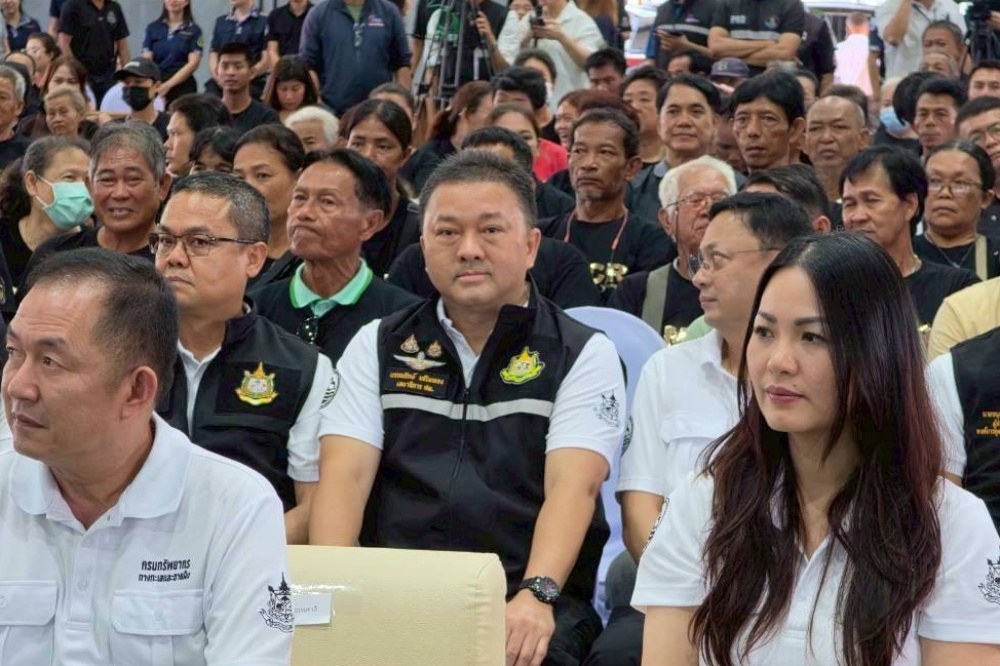 นายบรรณรักษ์ เสริมทอง เลขาธิการสำนักงานนโยบายและแผนทรัพยากรธรรมชาติและสิ่งแวดล้อม นายบรรณรักษ์ เสริมทอง เลขาธิการสำนักงานนโยบายและแผนทรัพยากรธรรมชาติและสิ่งแวดล้อม