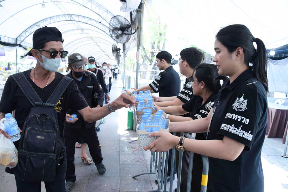 จิตอาสา ทส. อำนวยความสะดวก ดูแลประชาชนเข้าถวายสักการะ พระบรมศพ สมเด็จพระนางเจ้าสิริกิติ์ พระบรมราชินีนาถ พระบรมราชชนนีพันปีหลวง จิตอาสา ทส. อำนวยความสะดวก ดูแลประชาชนเข้าถวายสักการะ พระบรมศพ สมเด็จพระนางเจ้าสิริกิติ์ พระบรมราชินีนาถ พระบรมราชชนนีพันปีหลวง