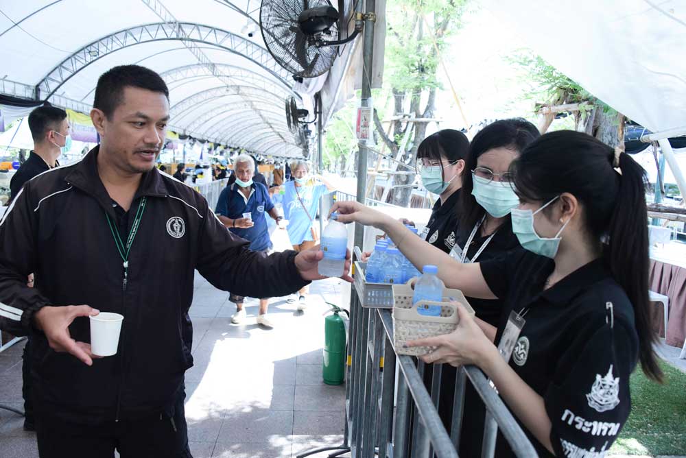 จิตอาสา ทส. อำนวยความสะดวก ดูแลประชาชนเข้าถวายสักการะ พระบรมศพ สมเด็จพระนางเจ้าสิริกิติ์ พระบรมราชินีนาถ พระบรมราชชนนีพันปีหลวง จิตอาสา ทส. อำนวยความสะดวก ดูแลประชาชนเข้าถวายสักการะ พระบรมศพ สมเด็จพระนางเจ้าสิริกิติ์ พระบรมราชินีนาถ พระบรมราชชนนีพันปีหลวง
