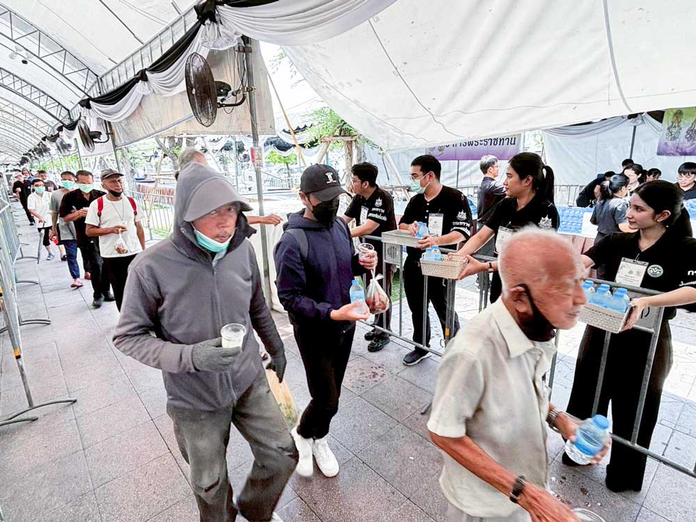 จิตอาสา ทส. อำนวยความสะดวก ดูแลประชาชนเข้าถวายสักการะ พระบรมศพ สมเด็จพระนางเจ้าสิริกิติ์ พระบรมราชินีนาถ พระบรมราชชนนีพันปีหลวง จิตอาสา ทส. อำนวยความสะดวก ดูแลประชาชนเข้าถวายสักการะ พระบรมศพ สมเด็จพระนางเจ้าสิริกิติ์ พระบรมราชินีนาถ พระบรมราชชนนีพันปีหลวง