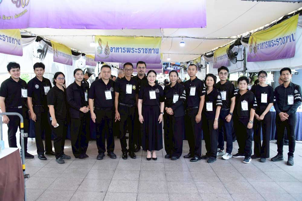 วันที่ 13 มิถุนายน 2569 เวลา 09.00 น. ดร.รวีวรรณ ภูริเดช ปลัดกระทรวงทรัพยากรธรรมชาติและสิ่งแวดล้อม นำคณะผู้บริหาร และเจ้าหน้าที่ในสังกัดกระทรวงฯ ร่วมปฏิบัติภารกิจจิตอาสาให้บริการ และอำนวยความสะดวกแก่ประชาชนที่เดินทางมาร่วมถวายความอาลัยและสักการะพระบรมศพ สมเด็จพระนางเจ้าสิริกิติ์ พระบรมราชินีนาถ พระบรมราชชนนีพันปีหลวง รวมทั้งร่วมถวายความอาลัยแด่สมเด็จพระเจ้าลูกเธอ เจ้าฟ้าพัชรกิติยาภา นเรนทิราเทพยวดี กรมหลวงราชสาริณีสิริพัชร มหาวัชรราชธิดา ณ บริเวณท้องสนามหลวง ในการนี้ นายบรรณรักษ์ เสริมทอง เลขาธิการ สผ. พร้อมด้วย นางสาวนารีรัตน์ พันธุ์มณี รองเลขาธิการ สผ. ได้เข้าร่วมให้บริการแก่ประชาชนที่เดินทางมาร่วมแสดงความอาลัย เพื่อแสดงออกถึงความจงรักภักดีและสำนึกในพระมหากรุณาธิคุณอันหาที่สุดมิได้ของสมเด็จพระนางเจ้าสิริกิติ์ พระบรมราชินีนาถ พระบรมราชชนนีพันปีหลวง ตลอดจนร่วมน้อมส่งเสด็จ สมเด็จพระเจ้าลูกเธอ เจ้าฟ้าพัชรกิติยาภา นเรนทิราเทพยวดี กรมหลวงราชสาริณีสิริพัชร มหาวัชรราชธิดาสู่สวรรคาลัยด้วยความอาลัยยิ่ง วันที่ 13 มิถุนายน 2569 เวลา 09.00 น. ดร.รวีวรรณ ภูริเดช ปลัดกระทรวงทรัพยากรธรรมชาติและสิ่งแวดล้อม นำคณะผู้บริหาร และเจ้าหน้าที่ในสังกัดกระทรวงฯ ร่วมปฏิบัติภารกิจจิตอาสาให้บริการ และอำนวยความสะดวกแก่ประชาชนที่เดินทางมาร่วมถวายความอาลัยและสักการะพระบรมศพ สมเด็จพระนางเจ้าสิริกิติ์ พระบรมราชินีนาถ พระบรมราชชนนีพันปีหลวง รวมทั้งร่วมถวายความอาลัยแด่สมเด็จพระเจ้าลูกเธอ เจ้าฟ้าพัชรกิติยาภา นเรนทิราเทพยวดี กรมหลวงราชสาริณีสิริพัชร มหาวัชรราชธิดา ณ บริเวณท้องสนามหลวง ในการนี้ นายบรรณรักษ์ เสริมทอง เลขาธิการ สผ. พร้อมด้วย นางสาวนารีรัตน์ พันธุ์มณี รองเลขาธิการ สผ. ได้เข้าร่วมให้บริการแก่ประชาชนที่เดินทางมาร่วมแสดงความอาลัย เพื่อแสดงออกถึงความจงรักภักดีและสำนึกในพระมหากรุณาธิคุณอันหาที่สุดมิได้ของสมเด็จพระนางเจ้าสิริกิติ์ พระบรมราชินีนาถ พระบรมราชชนนีพันปีหลวง ตลอดจนร่วมน้อมส่งเสด็จ สมเด็จพระเจ้าลูกเธอ เจ้าฟ้าพัชรกิติยาภา นเรนทิราเทพยวดี กรมหลวงราชสาริณีสิริพัชร มหาวัชรราชธิดาสู่สวรรคาลัยด้วยความอาลัยยิ่ง
