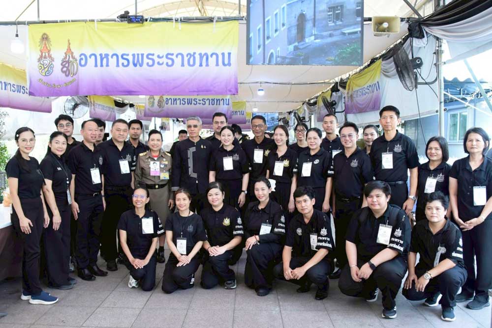 วันที่ 13 มิถุนายน 2569 เวลา 09.00 น. ดร.รวีวรรณ ภูริเดช ปลัดกระทรวงทรัพยากรธรรมชาติและสิ่งแวดล้อม นำคณะผู้บริหาร และเจ้าหน้าที่ในสังกัดกระทรวงฯ ร่วมปฏิบัติภารกิจจิตอาสาให้บริการ และอำนวยความสะดวกแก่ประชาชนที่เดินทางมาร่วมถวายความอาลัยและสักการะพระบรมศพ สมเด็จพระนางเจ้าสิริกิติ์ พระบรมราชินีนาถ พระบรมราชชนนีพันปีหลวง รวมทั้งร่วมถวายความอาลัยแด่สมเด็จพระเจ้าลูกเธอ เจ้าฟ้าพัชรกิติยาภา นเรนทิราเทพยวดี กรมหลวงราชสาริณีสิริพัชร มหาวัชรราชธิดา ณ บริเวณท้องสนามหลวง ในการนี้ นายบรรณรักษ์ เสริมทอง เลขาธิการ สผ. พร้อมด้วย นางสาวนารีรัตน์ พันธุ์มณี รองเลขาธิการ สผ. ได้เข้าร่วมให้บริการแก่ประชาชนที่เดินทางมาร่วมแสดงความอาลัย เพื่อแสดงออกถึงความจงรักภักดีและสำนึกในพระมหากรุณาธิคุณอันหาที่สุดมิได้ของสมเด็จพระนางเจ้าสิริกิติ์ พระบรมราชินีนาถ พระบรมราชชนนีพันปีหลวง ตลอดจนร่วมน้อมส่งเสด็จ สมเด็จพระเจ้าลูกเธอ เจ้าฟ้าพัชรกิติยาภา นเรนทิราเทพยวดี กรมหลวงราชสาริณีสิริพัชร มหาวัชรราชธิดาสู่สวรรคาลัยด้วยความอาลัยยิ่ง วันที่ 13 มิถุนายน 2569 เวลา 09.00 น. ดร.รวีวรรณ ภูริเดช ปลัดกระทรวงทรัพยากรธรรมชาติและสิ่งแวดล้อม นำคณะผู้บริหาร และเจ้าหน้าที่ในสังกัดกระทรวงฯ ร่วมปฏิบัติภารกิจจิตอาสาให้บริการ และอำนวยความสะดวกแก่ประชาชนที่เดินทางมาร่วมถวายความอาลัยและสักการะพระบรมศพ สมเด็จพระนางเจ้าสิริกิติ์ พระบรมราชินีนาถ พระบรมราชชนนีพันปีหลวง รวมทั้งร่วมถวายความอาลัยแด่สมเด็จพระเจ้าลูกเธอ เจ้าฟ้าพัชรกิติยาภา นเรนทิราเทพยวดี กรมหลวงราชสาริณีสิริพัชร มหาวัชรราชธิดา ณ บริเวณท้องสนามหลวง ในการนี้ นายบรรณรักษ์ เสริมทอง เลขาธิการ สผ. พร้อมด้วย นางสาวนารีรัตน์ พันธุ์มณี รองเลขาธิการ สผ. ได้เข้าร่วมให้บริการแก่ประชาชนที่เดินทางมาร่วมแสดงความอาลัย เพื่อแสดงออกถึงความจงรักภักดีและสำนึกในพระมหากรุณาธิคุณอันหาที่สุดมิได้ของสมเด็จพระนางเจ้าสิริกิติ์ พระบรมราชินีนาถ พระบรมราชชนนีพันปีหลวง ตลอดจนร่วมน้อมส่งเสด็จ สมเด็จพระเจ้าลูกเธอ เจ้าฟ้าพัชรกิติยาภา นเรนทิราเทพยวดี กรมหลวงราชสาริณีสิริพัชร มหาวัชรราชธิดาสู่สวรรคาลัยด้วยความอาลัยยิ่ง