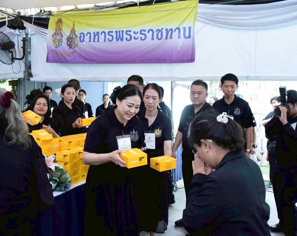 วันที่ 13 มิถุนายน 2569 เวลา 09.00 น. ดร.รวีวรรณ ภูริเดช ปลัดกระทรวงทรัพยากรธรรมชาติและสิ่งแวดล้อม นำคณะผู้บริหาร และเจ้าหน้าที่ในสังกัดกระทรวงฯ ร่วมปฏิบัติภารกิจจิตอาสาให้บริการ และอำนวยความสะดวกแก่ประชาชนที่เดินทางมาร่วมถวายความอาลัยและสักการะพระบรมศพ สมเด็จพระนางเจ้าสิริกิติ์ พระบรมราชินีนาถ พระบรมราชชนนีพันปีหลวง รวมทั้งร่วมถวายความอาลัยแด่สมเด็จพระเจ้าลูกเธอ เจ้าฟ้าพัชรกิติยาภา นเรนทิราเทพยวดี กรมหลวงราชสาริณีสิริพัชร มหาวัชรราชธิดา ณ บริเวณท้องสนามหลวง ในการนี้ นายบรรณรักษ์ เสริมทอง เลขาธิการ สผ. พร้อมด้วย นางสาวนารีรัตน์ พันธุ์มณี รองเลขาธิการ สผ. ได้เข้าร่วมให้บริการแก่ประชาชนที่เดินทางมาร่วมแสดงความอาลัย เพื่อแสดงออกถึงความจงรักภักดีและสำนึกในพระมหากรุณาธิคุณอันหาที่สุดมิได้ของสมเด็จพระนางเจ้าสิริกิติ์ พระบรมราชินีนาถ พระบรมราชชนนีพันปีหลวง ตลอดจนร่วมน้อมส่งเสด็จ สมเด็จพระเจ้าลูกเธอ เจ้าฟ้าพัชรกิติยาภา นเรนทิราเทพยวดี กรมหลวงราชสาริณีสิริพัชร มหาวัชรราชธิดาสู่สวรรคาลัยด้วยความอาลัยยิ่ง วันที่ 13 มิถุนายน 2569 เวลา 09.00 น. ดร.รวีวรรณ ภูริเดช ปลัดกระทรวงทรัพยากรธรรมชาติและสิ่งแวดล้อม นำคณะผู้บริหาร และเจ้าหน้าที่ในสังกัดกระทรวงฯ ร่วมปฏิบัติภารกิจจิตอาสาให้บริการ และอำนวยความสะดวกแก่ประชาชนที่เดินทางมาร่วมถวายความอาลัยและสักการะพระบรมศพ สมเด็จพระนางเจ้าสิริกิติ์ พระบรมราชินีนาถ พระบรมราชชนนีพันปีหลวง รวมทั้งร่วมถวายความอาลัยแด่สมเด็จพระเจ้าลูกเธอ เจ้าฟ้าพัชรกิติยาภา นเรนทิราเทพยวดี กรมหลวงราชสาริณีสิริพัชร มหาวัชรราชธิดา ณ บริเวณท้องสนามหลวง ในการนี้ นายบรรณรักษ์ เสริมทอง เลขาธิการ สผ. พร้อมด้วย นางสาวนารีรัตน์ พันธุ์มณี รองเลขาธิการ สผ. ได้เข้าร่วมให้บริการแก่ประชาชนที่เดินทางมาร่วมแสดงความอาลัย เพื่อแสดงออกถึงความจงรักภักดีและสำนึกในพระมหากรุณาธิคุณอันหาที่สุดมิได้ของสมเด็จพระนางเจ้าสิริกิติ์ พระบรมราชินีนาถ พระบรมราชชนนีพันปีหลวง ตลอดจนร่วมน้อมส่งเสด็จ สมเด็จพระเจ้าลูกเธอ เจ้าฟ้าพัชรกิติยาภา นเรนทิราเทพยวดี กรมหลวงราชสาริณีสิริพัชร มหาวัชรราชธิดาสู่สวรรคาลัยด้วยความอาลัยยิ่ง