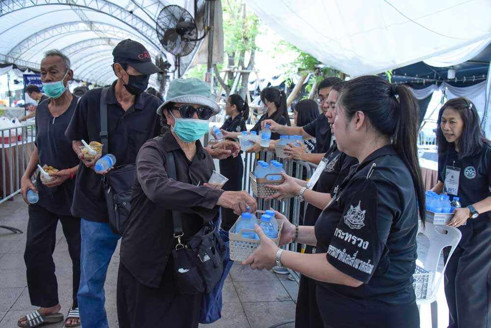 วันที่ 16 มิถุนายน 2569 จิตอาสากระทรวงทรัพยากรธรรมชาติและสิ่งแวดล้อม (จิตอาสา ทส.) โดยสำนักงานนโยบายและแผนทรัพยากรธรรมชาติและสิ่งแวดล้อม (สผ.) ร่วมกับศูนย์อำนวยการใหญ่ จิตอาสาพระราชทาน ศูนย์ประสานงานจิตอาสาพระราชทาน ศอ.จอส. พระราชทาน ภาค 1 (ส่วนหน้า) จิตอาสา 904 จิตอาสาพระราชทาน จิตอาสาภาครัฐ กรุงเทพมหานคร หน่วยงานภาครัฐ แพทย์ พยาบาล นักศึกษาวิชาทหาร ลูกเสือ - เนตรนารี อาสาสมัครป้องกันภัยฝ่ายพลเรือน และเครือข่ายจิตอาสา ดำเนินภารกิจประจำวัน เพื่ออำนวยความสะดวกและดูแลประชาชนที่เดินทางมาลงนามถวายความอาลัย สมเด็จพระนางเจ้าสิริกิติ์ พระบรมราชินีนาถ พระบรมราชชนนีพันปีหลวง และสมเด็จพระเจ้าลูกเธอ เจ้าฟ้าพัชรกิติยาภา นเรนทิราเทพยวดี กรมหลวงราชสาริณีสิริพัชร มหาวัชรราชธิดา เบื้องหน้าพระบรมฉายาลักษณ์ โดยได้จัดกำลังจิตอาสาประจำจุดต่างๆ ดังนี้ จุดที่ 1 จุดพักคอย จุดที่ 2 โรงครัวพระราชทาน เพื่อให้การปฏิบัติเป็นไปด้วยความเรียบร้อยและสมพระเกียรติ ณ ท้องสนามหลวง ในพระบรมมหาราชวัง โดยมีจิตอาสา ทส. เข้าร่วมปฏิบัติงานตลอดทั้งวัน ในการนี้ สำนักงานนโยบายและแผนทรัพยากรธรรมชาติ และสิ่งแวดล้อมร่วมสนับสนุนอาหารว่างจำนวน 200 กล่อง ให้กับประชาชนในครั้งนี้ด้วย วันที่ 16 มิถุนายน 2569 จิตอาสากระทรวงทรัพยากรธรรมชาติและสิ่งแวดล้อม (จิตอาสา ทส.) โดยสำนักงานนโยบายและแผนทรัพยากรธรรมชาติและสิ่งแวดล้อม (สผ.) ร่วมกับศูนย์อำนวยการใหญ่ จิตอาสาพระราชทาน ศูนย์ประสานงานจิตอาสาพระราชทาน ศอ.จอส. พระราชทาน ภาค 1 (ส่วนหน้า) จิตอาสา 904 จิตอาสาพระราชทาน จิตอาสาภาครัฐ กรุงเทพมหานคร หน่วยงานภาครัฐ แพทย์ พยาบาล นักศึกษาวิชาทหาร ลูกเสือ - เนตรนารี อาสาสมัครป้องกันภัยฝ่ายพลเรือน และเครือข่ายจิตอาสา ดำเนินภารกิจประจำวัน เพื่ออำนวยความสะดวกและดูแลประชาชนที่เดินทางมาลงนามถวายความอาลัย สมเด็จพระนางเจ้าสิริกิติ์ พระบรมราชินีนาถ พระบรมราชชนนีพันปีหลวง และสมเด็จพระเจ้าลูกเธอ เจ้าฟ้าพัชรกิติยาภา นเรนทิราเทพยวดี กรมหลวงราชสาริณีสิริพัชร มหาวัชรราชธิดา เบื้องหน้าพระบรมฉายาลักษณ์ โดยได้จัดกำลังจิตอาสาประจำจุดต่างๆ ดังนี้ จุดที่ 1 จุดพักคอย จุดที่ 2 โรงครัวพระราชทาน เพื่อให้การปฏิบัติเป็นไปด้วยความเรียบร้อยและสมพระเกียรติ ณ ท้องสนามหลวง ในพระบรมมหาราชวัง โดยมีจิตอาสา ทส. เข้าร่วมปฏิบัติงานตลอดทั้งวัน ในการนี้ สำนักงานนโยบายและแผนทรัพยากรธรรมชาติ และสิ่งแวดล้อมร่วมสนับสนุนอาหารว่างจำนวน 200 กล่อง ให้กับประชาชนในครั้งนี้ด้วย