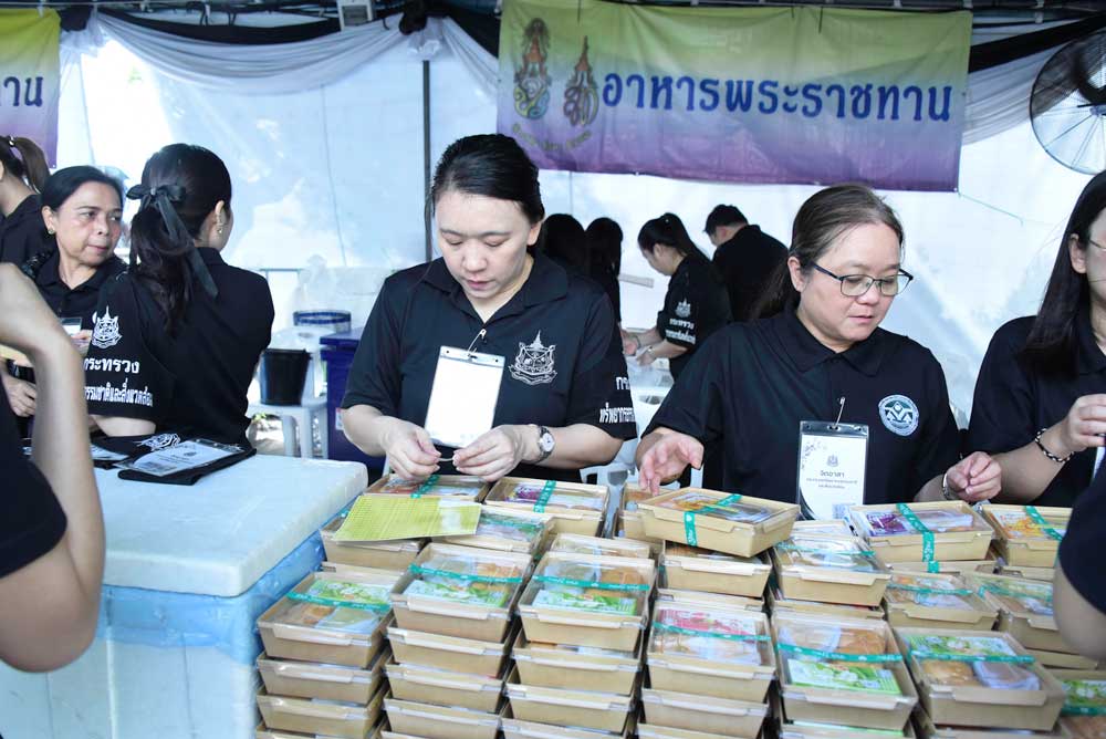 วันที่ 16 มิถุนายน 2569 จิตอาสากระทรวงทรัพยากรธรรมชาติและสิ่งแวดล้อม (จิตอาสา ทส.) โดยสำนักงานนโยบายและแผนทรัพยากรธรรมชาติและสิ่งแวดล้อม (สผ.) ร่วมกับศูนย์อำนวยการใหญ่ จิตอาสาพระราชทาน ศูนย์ประสานงานจิตอาสาพระราชทาน ศอ.จอส. พระราชทาน ภาค 1 (ส่วนหน้า) จิตอาสา 904 จิตอาสาพระราชทาน จิตอาสาภาครัฐ กรุงเทพมหานคร หน่วยงานภาครัฐ แพทย์ พยาบาล นักศึกษาวิชาทหาร ลูกเสือ - เนตรนารี อาสาสมัครป้องกันภัยฝ่ายพลเรือน และเครือข่ายจิตอาสา ดำเนินภารกิจประจำวัน เพื่ออำนวยความสะดวกและดูแลประชาชนที่เดินทางมาลงนามถวายความอาลัย สมเด็จพระนางเจ้าสิริกิติ์ พระบรมราชินีนาถ พระบรมราชชนนีพันปีหลวง และสมเด็จพระเจ้าลูกเธอ เจ้าฟ้าพัชรกิติยาภา นเรนทิราเทพยวดี กรมหลวงราชสาริณีสิริพัชร มหาวัชรราชธิดา เบื้องหน้าพระบรมฉายาลักษณ์ โดยได้จัดกำลังจิตอาสาประจำจุดต่างๆ ดังนี้ จุดที่ 1 จุดพักคอย จุดที่ 2 โรงครัวพระราชทาน เพื่อให้การปฏิบัติเป็นไปด้วยความเรียบร้อยและสมพระเกียรติ ณ ท้องสนามหลวง ในพระบรมมหาราชวัง โดยมีจิตอาสา ทส. เข้าร่วมปฏิบัติงานตลอดทั้งวัน ในการนี้ สำนักงานนโยบายและแผนทรัพยากรธรรมชาติ และสิ่งแวดล้อมร่วมสนับสนุนอาหารว่างจำนวน 200 กล่อง ให้กับประชาชนในครั้งนี้ด้วย วันที่ 16 มิถุนายน 2569 จิตอาสากระทรวงทรัพยากรธรรมชาติและสิ่งแวดล้อม (จิตอาสา ทส.) โดยสำนักงานนโยบายและแผนทรัพยากรธรรมชาติและสิ่งแวดล้อม (สผ.) ร่วมกับศูนย์อำนวยการใหญ่ จิตอาสาพระราชทาน ศูนย์ประสานงานจิตอาสาพระราชทาน ศอ.จอส. พระราชทาน ภาค 1 (ส่วนหน้า) จิตอาสา 904 จิตอาสาพระราชทาน จิตอาสาภาครัฐ กรุงเทพมหานคร หน่วยงานภาครัฐ แพทย์ พยาบาล นักศึกษาวิชาทหาร ลูกเสือ - เนตรนารี อาสาสมัครป้องกันภัยฝ่ายพลเรือน และเครือข่ายจิตอาสา ดำเนินภารกิจประจำวัน เพื่ออำนวยความสะดวกและดูแลประชาชนที่เดินทางมาลงนามถวายความอาลัย สมเด็จพระนางเจ้าสิริกิติ์ พระบรมราชินีนาถ พระบรมราชชนนีพันปีหลวง และสมเด็จพระเจ้าลูกเธอ เจ้าฟ้าพัชรกิติยาภา นเรนทิราเทพยวดี กรมหลวงราชสาริณีสิริพัชร มหาวัชรราชธิดา เบื้องหน้าพระบรมฉายาลักษณ์ โดยได้จัดกำลังจิตอาสาประจำจุดต่างๆ ดังนี้ จุดที่ 1 จุดพักคอย จุดที่ 2 โรงครัวพระราชทาน เพื่อให้การปฏิบัติเป็นไปด้วยความเรียบร้อยและสมพระเกียรติ ณ ท้องสนามหลวง ในพระบรมมหาราชวัง โดยมีจิตอาสา ทส. เข้าร่วมปฏิบัติงานตลอดทั้งวัน ในการนี้ สำนักงานนโยบายและแผนทรัพยากรธรรมชาติ และสิ่งแวดล้อมร่วมสนับสนุนอาหารว่างจำนวน 200 กล่อง ให้กับประชาชนในครั้งนี้ด้วย