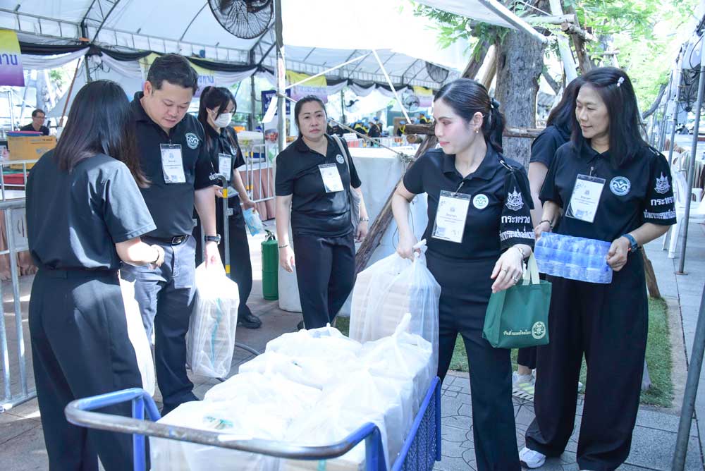 วันที่ 16 มิถุนายน 2569 จิตอาสากระทรวงทรัพยากรธรรมชาติและสิ่งแวดล้อม (จิตอาสา ทส.) โดยสำนักงานนโยบายและแผนทรัพยากรธรรมชาติและสิ่งแวดล้อม (สผ.) ร่วมกับศูนย์อำนวยการใหญ่ จิตอาสาพระราชทาน ศูนย์ประสานงานจิตอาสาพระราชทาน ศอ.จอส. พระราชทาน ภาค 1 (ส่วนหน้า) จิตอาสา 904 จิตอาสาพระราชทาน จิตอาสาภาครัฐ กรุงเทพมหานคร หน่วยงานภาครัฐ แพทย์ พยาบาล นักศึกษาวิชาทหาร ลูกเสือ - เนตรนารี อาสาสมัครป้องกันภัยฝ่ายพลเรือน และเครือข่ายจิตอาสา ดำเนินภารกิจประจำวัน เพื่ออำนวยความสะดวกและดูแลประชาชนที่เดินทางมาลงนามถวายความอาลัย สมเด็จพระนางเจ้าสิริกิติ์ พระบรมราชินีนาถ พระบรมราชชนนีพันปีหลวง และสมเด็จพระเจ้าลูกเธอ เจ้าฟ้าพัชรกิติยาภา นเรนทิราเทพยวดี กรมหลวงราชสาริณีสิริพัชร มหาวัชรราชธิดา เบื้องหน้าพระบรมฉายาลักษณ์ โดยได้จัดกำลังจิตอาสาประจำจุดต่างๆ ดังนี้ จุดที่ 1 จุดพักคอย จุดที่ 2 โรงครัวพระราชทาน เพื่อให้การปฏิบัติเป็นไปด้วยความเรียบร้อยและสมพระเกียรติ ณ ท้องสนามหลวง ในพระบรมมหาราชวัง โดยมีจิตอาสา ทส. เข้าร่วมปฏิบัติงานตลอดทั้งวัน ในการนี้ สำนักงานนโยบายและแผนทรัพยากรธรรมชาติ และสิ่งแวดล้อมร่วมสนับสนุนอาหารว่างจำนวน 200 กล่อง ให้กับประชาชนในครั้งนี้ด้วย วันที่ 16 มิถุนายน 2569 จิตอาสากระทรวงทรัพยากรธรรมชาติและสิ่งแวดล้อม (จิตอาสา ทส.) โดยสำนักงานนโยบายและแผนทรัพยากรธรรมชาติและสิ่งแวดล้อม (สผ.) ร่วมกับศูนย์อำนวยการใหญ่ จิตอาสาพระราชทาน ศูนย์ประสานงานจิตอาสาพระราชทาน ศอ.จอส. พระราชทาน ภาค 1 (ส่วนหน้า) จิตอาสา 904 จิตอาสาพระราชทาน จิตอาสาภาครัฐ กรุงเทพมหานคร หน่วยงานภาครัฐ แพทย์ พยาบาล นักศึกษาวิชาทหาร ลูกเสือ - เนตรนารี อาสาสมัครป้องกันภัยฝ่ายพลเรือน และเครือข่ายจิตอาสา ดำเนินภารกิจประจำวัน เพื่ออำนวยความสะดวกและดูแลประชาชนที่เดินทางมาลงนามถวายความอาลัย สมเด็จพระนางเจ้าสิริกิติ์ พระบรมราชินีนาถ พระบรมราชชนนีพันปีหลวง และสมเด็จพระเจ้าลูกเธอ เจ้าฟ้าพัชรกิติยาภา นเรนทิราเทพยวดี กรมหลวงราชสาริณีสิริพัชร มหาวัชรราชธิดา เบื้องหน้าพระบรมฉายาลักษณ์ โดยได้จัดกำลังจิตอาสาประจำจุดต่างๆ ดังนี้ จุดที่ 1 จุดพักคอย จุดที่ 2 โรงครัวพระราชทาน เพื่อให้การปฏิบัติเป็นไปด้วยความเรียบร้อยและสมพระเกียรติ ณ ท้องสนามหลวง ในพระบรมมหาราชวัง โดยมีจิตอาสา ทส. เข้าร่วมปฏิบัติงานตลอดทั้งวัน ในการนี้ สำนักงานนโยบายและแผนทรัพยากรธรรมชาติ และสิ่งแวดล้อมร่วมสนับสนุนอาหารว่างจำนวน 200 กล่อง ให้กับประชาชนในครั้งนี้ด้วย