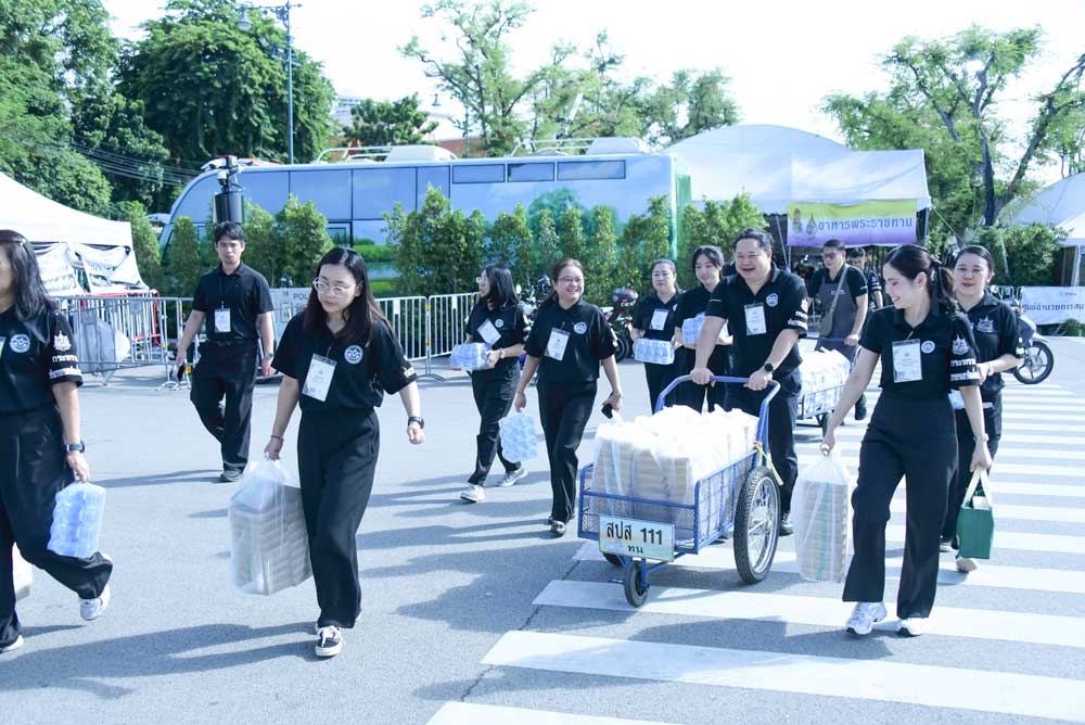 วันที่ 16 มิถุนายน 2569 จิตอาสากระทรวงทรัพยากรธรรมชาติและสิ่งแวดล้อม (จิตอาสา ทส.) โดยสำนักงานนโยบายและแผนทรัพยากรธรรมชาติและสิ่งแวดล้อม (สผ.) ร่วมกับศูนย์อำนวยการใหญ่ จิตอาสาพระราชทาน ศูนย์ประสานงานจิตอาสาพระราชทาน ศอ.จอส. พระราชทาน ภาค 1 (ส่วนหน้า) จิตอาสา 904 จิตอาสาพระราชทาน จิตอาสาภาครัฐ กรุงเทพมหานคร หน่วยงานภาครัฐ แพทย์ พยาบาล นักศึกษาวิชาทหาร ลูกเสือ - เนตรนารี อาสาสมัครป้องกันภัยฝ่ายพลเรือน และเครือข่ายจิตอาสา ดำเนินภารกิจประจำวัน เพื่ออำนวยความสะดวกและดูแลประชาชนที่เดินทางมาลงนามถวายความอาลัย สมเด็จพระนางเจ้าสิริกิติ์ พระบรมราชินีนาถ พระบรมราชชนนีพันปีหลวง และสมเด็จพระเจ้าลูกเธอ เจ้าฟ้าพัชรกิติยาภา นเรนทิราเทพยวดี กรมหลวงราชสาริณีสิริพัชร มหาวัชรราชธิดา เบื้องหน้าพระบรมฉายาลักษณ์ โดยได้จัดกำลังจิตอาสาประจำจุดต่างๆ ดังนี้ จุดที่ 1 จุดพักคอย จุดที่ 2 โรงครัวพระราชทาน เพื่อให้การปฏิบัติเป็นไปด้วยความเรียบร้อยและสมพระเกียรติ ณ ท้องสนามหลวง ในพระบรมมหาราชวัง โดยมีจิตอาสา ทส. เข้าร่วมปฏิบัติงานตลอดทั้งวัน ในการนี้ สำนักงานนโยบายและแผนทรัพยากรธรรมชาติ และสิ่งแวดล้อมร่วมสนับสนุนอาหารว่างจำนวน 200 กล่อง ให้กับประชาชนในครั้งนี้ด้วย วันที่ 16 มิถุนายน 2569 จิตอาสากระทรวงทรัพยากรธรรมชาติและสิ่งแวดล้อม (จิตอาสา ทส.) โดยสำนักงานนโยบายและแผนทรัพยากรธรรมชาติและสิ่งแวดล้อม (สผ.) ร่วมกับศูนย์อำนวยการใหญ่ จิตอาสาพระราชทาน ศูนย์ประสานงานจิตอาสาพระราชทาน ศอ.จอส. พระราชทาน ภาค 1 (ส่วนหน้า) จิตอาสา 904 จิตอาสาพระราชทาน จิตอาสาภาครัฐ กรุงเทพมหานคร หน่วยงานภาครัฐ แพทย์ พยาบาล นักศึกษาวิชาทหาร ลูกเสือ - เนตรนารี อาสาสมัครป้องกันภัยฝ่ายพลเรือน และเครือข่ายจิตอาสา ดำเนินภารกิจประจำวัน เพื่ออำนวยความสะดวกและดูแลประชาชนที่เดินทางมาลงนามถวายความอาลัย สมเด็จพระนางเจ้าสิริกิติ์ พระบรมราชินีนาถ พระบรมราชชนนีพันปีหลวง และสมเด็จพระเจ้าลูกเธอ เจ้าฟ้าพัชรกิติยาภา นเรนทิราเทพยวดี กรมหลวงราชสาริณีสิริพัชร มหาวัชรราชธิดา เบื้องหน้าพระบรมฉายาลักษณ์ โดยได้จัดกำลังจิตอาสาประจำจุดต่างๆ ดังนี้ จุดที่ 1 จุดพักคอย จุดที่ 2 โรงครัวพระราชทาน เพื่อให้การปฏิบัติเป็นไปด้วยความเรียบร้อยและสมพระเกียรติ ณ ท้องสนามหลวง ในพระบรมมหาราชวัง โดยมีจิตอาสา ทส. เข้าร่วมปฏิบัติงานตลอดทั้งวัน ในการนี้ สำนักงานนโยบายและแผนทรัพยากรธรรมชาติ และสิ่งแวดล้อมร่วมสนับสนุนอาหารว่างจำนวน 200 กล่อง ให้กับประชาชนในครั้งนี้ด้วย