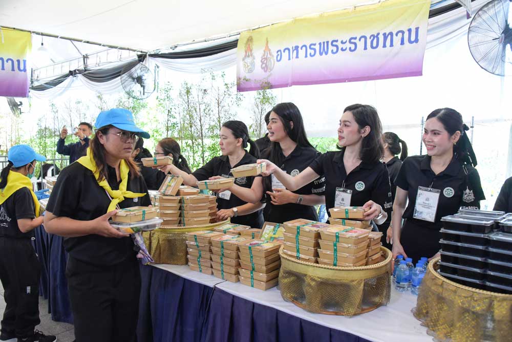 วันที่ 16 มิถุนายน 2569 จิตอาสากระทรวงทรัพยากรธรรมชาติและสิ่งแวดล้อม (จิตอาสา ทส.) โดยสำนักงานนโยบายและแผนทรัพยากรธรรมชาติและสิ่งแวดล้อม (สผ.) ร่วมกับศูนย์อำนวยการใหญ่ จิตอาสาพระราชทาน ศูนย์ประสานงานจิตอาสาพระราชทาน ศอ.จอส. พระราชทาน ภาค 1 (ส่วนหน้า) จิตอาสา 904 จิตอาสาพระราชทาน จิตอาสาภาครัฐ กรุงเทพมหานคร หน่วยงานภาครัฐ แพทย์ พยาบาล นักศึกษาวิชาทหาร ลูกเสือ - เนตรนารี อาสาสมัครป้องกันภัยฝ่ายพลเรือน และเครือข่ายจิตอาสา ดำเนินภารกิจประจำวัน เพื่ออำนวยความสะดวกและดูแลประชาชนที่เดินทางมาลงนามถวายความอาลัย สมเด็จพระนางเจ้าสิริกิติ์ พระบรมราชินีนาถ พระบรมราชชนนีพันปีหลวง และสมเด็จพระเจ้าลูกเธอ เจ้าฟ้าพัชรกิติยาภา นเรนทิราเทพยวดี กรมหลวงราชสาริณีสิริพัชร มหาวัชรราชธิดา เบื้องหน้าพระบรมฉายาลักษณ์ โดยได้จัดกำลังจิตอาสาประจำจุดต่างๆ ดังนี้ จุดที่ 1 จุดพักคอย จุดที่ 2 โรงครัวพระราชทาน เพื่อให้การปฏิบัติเป็นไปด้วยความเรียบร้อยและสมพระเกียรติ ณ ท้องสนามหลวง ในพระบรมมหาราชวัง โดยมีจิตอาสา ทส. เข้าร่วมปฏิบัติงานตลอดทั้งวัน ในการนี้ สำนักงานนโยบายและแผนทรัพยากรธรรมชาติ และสิ่งแวดล้อมร่วมสนับสนุนอาหารว่างจำนวน 200 กล่อง ให้กับประชาชนในครั้งนี้ด้วย วันที่ 16 มิถุนายน 2569 จิตอาสากระทรวงทรัพยากรธรรมชาติและสิ่งแวดล้อม (จิตอาสา ทส.) โดยสำนักงานนโยบายและแผนทรัพยากรธรรมชาติและสิ่งแวดล้อม (สผ.) ร่วมกับศูนย์อำนวยการใหญ่ จิตอาสาพระราชทาน ศูนย์ประสานงานจิตอาสาพระราชทาน ศอ.จอส. พระราชทาน ภาค 1 (ส่วนหน้า) จิตอาสา 904 จิตอาสาพระราชทาน จิตอาสาภาครัฐ กรุงเทพมหานคร หน่วยงานภาครัฐ แพทย์ พยาบาล นักศึกษาวิชาทหาร ลูกเสือ - เนตรนารี อาสาสมัครป้องกันภัยฝ่ายพลเรือน และเครือข่ายจิตอาสา ดำเนินภารกิจประจำวัน เพื่ออำนวยความสะดวกและดูแลประชาชนที่เดินทางมาลงนามถวายความอาลัย สมเด็จพระนางเจ้าสิริกิติ์ พระบรมราชินีนาถ พระบรมราชชนนีพันปีหลวง และสมเด็จพระเจ้าลูกเธอ เจ้าฟ้าพัชรกิติยาภา นเรนทิราเทพยวดี กรมหลวงราชสาริณีสิริพัชร มหาวัชรราชธิดา เบื้องหน้าพระบรมฉายาลักษณ์ โดยได้จัดกำลังจิตอาสาประจำจุดต่างๆ ดังนี้ จุดที่ 1 จุดพักคอย จุดที่ 2 โรงครัวพระราชทาน เพื่อให้การปฏิบัติเป็นไปด้วยความเรียบร้อยและสมพระเกียรติ ณ ท้องสนามหลวง ในพระบรมมหาราชวัง โดยมีจิตอาสา ทส. เข้าร่วมปฏิบัติงานตลอดทั้งวัน ในการนี้ สำนักงานนโยบายและแผนทรัพยากรธรรมชาติ และสิ่งแวดล้อมร่วมสนับสนุนอาหารว่างจำนวน 200 กล่อง ให้กับประชาชนในครั้งนี้ด้วย
