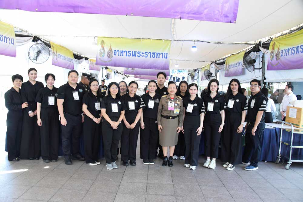 วันที่ 16 มิถุนายน 2569 จิตอาสากระทรวงทรัพยากรธรรมชาติและสิ่งแวดล้อม (จิตอาสา ทส.) โดยสำนักงานนโยบายและแผนทรัพยากรธรรมชาติและสิ่งแวดล้อม (สผ.) ร่วมกับศูนย์อำนวยการใหญ่ จิตอาสาพระราชทาน ศูนย์ประสานงานจิตอาสาพระราชทาน ศอ.จอส. พระราชทาน ภาค 1 (ส่วนหน้า) จิตอาสา 904 จิตอาสาพระราชทาน จิตอาสาภาครัฐ กรุงเทพมหานคร หน่วยงานภาครัฐ แพทย์ พยาบาล นักศึกษาวิชาทหาร ลูกเสือ - เนตรนารี อาสาสมัครป้องกันภัยฝ่ายพลเรือน และเครือข่ายจิตอาสา ดำเนินภารกิจประจำวัน เพื่ออำนวยความสะดวกและดูแลประชาชนที่เดินทางมาลงนามถวายความอาลัย สมเด็จพระนางเจ้าสิริกิติ์ พระบรมราชินีนาถ พระบรมราชชนนีพันปีหลวง และสมเด็จพระเจ้าลูกเธอ เจ้าฟ้าพัชรกิติยาภา นเรนทิราเทพยวดี กรมหลวงราชสาริณีสิริพัชร มหาวัชรราชธิดา เบื้องหน้าพระบรมฉายาลักษณ์ โดยได้จัดกำลังจิตอาสาประจำจุดต่างๆ ดังนี้ จุดที่ 1 จุดพักคอย จุดที่ 2 โรงครัวพระราชทาน เพื่อให้การปฏิบัติเป็นไปด้วยความเรียบร้อยและสมพระเกียรติ ณ ท้องสนามหลวง ในพระบรมมหาราชวัง โดยมีจิตอาสา ทส. เข้าร่วมปฏิบัติงานตลอดทั้งวัน ในการนี้ สำนักงานนโยบายและแผนทรัพยากรธรรมชาติ และสิ่งแวดล้อมร่วมสนับสนุนอาหารว่างจำนวน 200 กล่อง ให้กับประชาชนในครั้งนี้ด้วย วันที่ 16 มิถุนายน 2569 จิตอาสากระทรวงทรัพยากรธรรมชาติและสิ่งแวดล้อม (จิตอาสา ทส.) โดยสำนักงานนโยบายและแผนทรัพยากรธรรมชาติและสิ่งแวดล้อม (สผ.) ร่วมกับศูนย์อำนวยการใหญ่ จิตอาสาพระราชทาน ศูนย์ประสานงานจิตอาสาพระราชทาน ศอ.จอส. พระราชทาน ภาค 1 (ส่วนหน้า) จิตอาสา 904 จิตอาสาพระราชทาน จิตอาสาภาครัฐ กรุงเทพมหานคร หน่วยงานภาครัฐ แพทย์ พยาบาล นักศึกษาวิชาทหาร ลูกเสือ - เนตรนารี อาสาสมัครป้องกันภัยฝ่ายพลเรือน และเครือข่ายจิตอาสา ดำเนินภารกิจประจำวัน เพื่ออำนวยความสะดวกและดูแลประชาชนที่เดินทางมาลงนามถวายความอาลัย สมเด็จพระนางเจ้าสิริกิติ์ พระบรมราชินีนาถ พระบรมราชชนนีพันปีหลวง และสมเด็จพระเจ้าลูกเธอ เจ้าฟ้าพัชรกิติยาภา นเรนทิราเทพยวดี กรมหลวงราชสาริณีสิริพัชร มหาวัชรราชธิดา เบื้องหน้าพระบรมฉายาลักษณ์ โดยได้จัดกำลังจิตอาสาประจำจุดต่างๆ ดังนี้ จุดที่ 1 จุดพักคอย จุดที่ 2 โรงครัวพระราชทาน เพื่อให้การปฏิบัติเป็นไปด้วยความเรียบร้อยและสมพระเกียรติ ณ ท้องสนามหลวง ในพระบรมมหาราชวัง โดยมีจิตอาสา ทส. เข้าร่วมปฏิบัติงานตลอดทั้งวัน ในการนี้ สำนักงานนโยบายและแผนทรัพยากรธรรมชาติ และสิ่งแวดล้อมร่วมสนับสนุนอาหารว่างจำนวน 200 กล่อง ให้กับประชาชนในครั้งนี้ด้วย