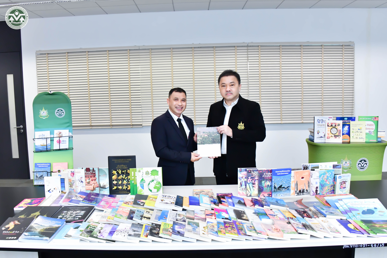 ภาพบรรยากาศมอบหนังสือ ภาพบรรยากาศมอบหนังสือ