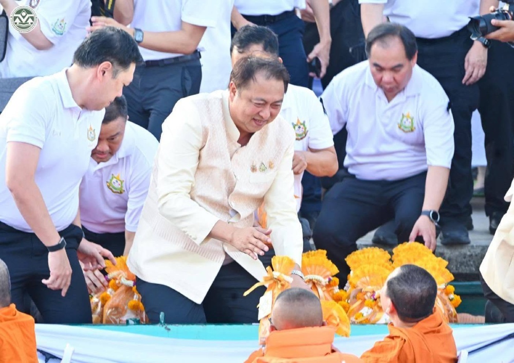 นายสุชาติ ชมกลิ่น รัฐมนตรีว่าการกระทรวงทรัพยากรธรรมชาติและสิ่งแวดล้อม ตักบาตร นายสุชาติ ชมกลิ่น รัฐมนตรีว่าการกระทรวงทรัพยากรธรรมชาติและสิ่งแวดล้อม ตักบาตร