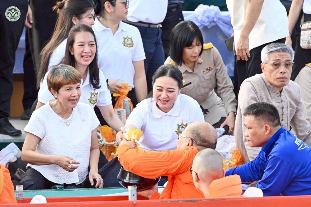 ดร.รรีวรรณ ภูริเดช ปลัดกระทรวงทรัพยากรธรรมชาติและสิ่งแวดล้อม ตักบาตร ดร.รรีวรรณ ภูริเดช ปลัดกระทรวงทรัพยากรธรรมชาติและสิ่งแวดล้อม ตักบาตร