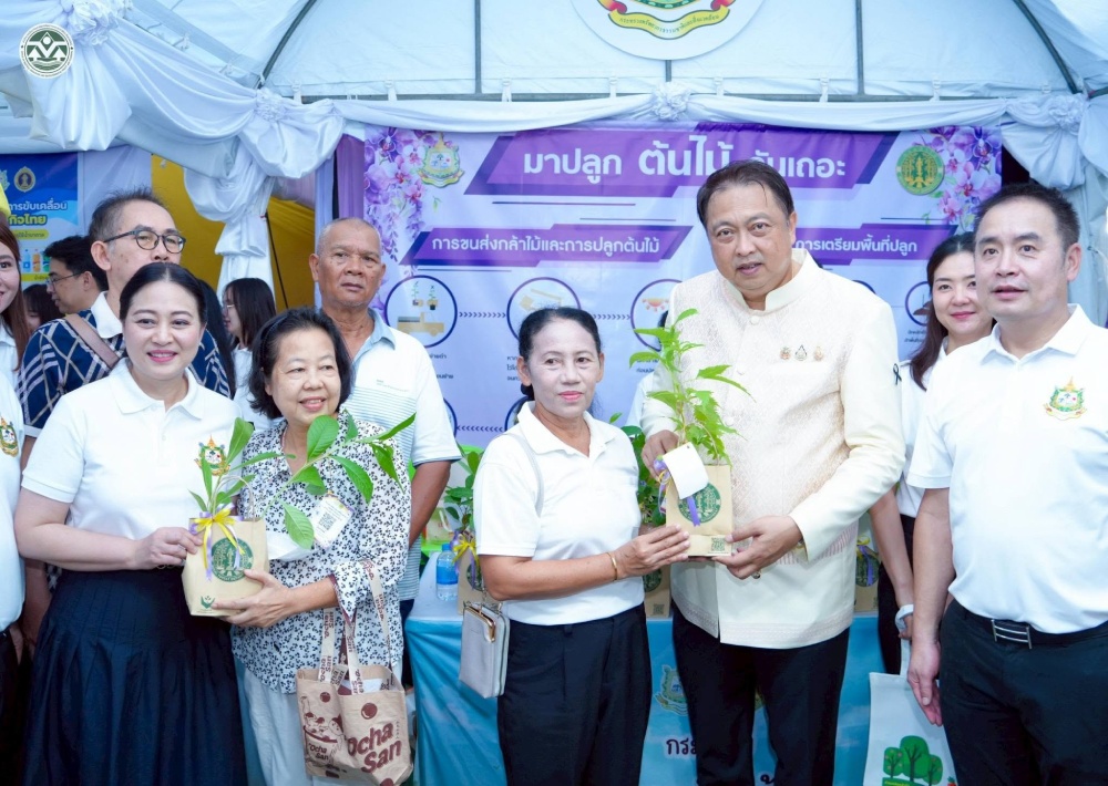 นายสุชาติ ชมกลิ่น รมวทส. และดร.รรีวรรณ ภูริเดช ปกท.ทส. มอบต้นกล้าต้นไม้ นายสุชาติ ชมกลิ่น รมวทส. และดร.รรีวรรณ ภูริเดช ปกท.ทส. มอบต้นกล้าต้นไม้