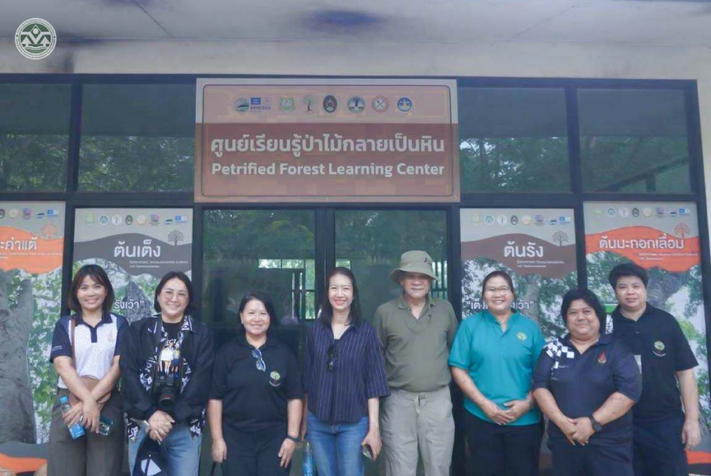 ผู้เข้าร่วมถ่ายรูปร่วมกัน ผู้เข้าร่วมถ่ายรูปร่วมกัน