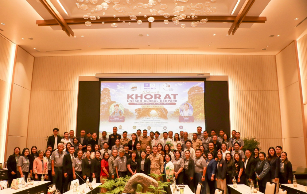 ผู้ประชุมถ่ายภาพร่วมกัน ผู้ประชุมถ่ายภาพร่วมกัน
