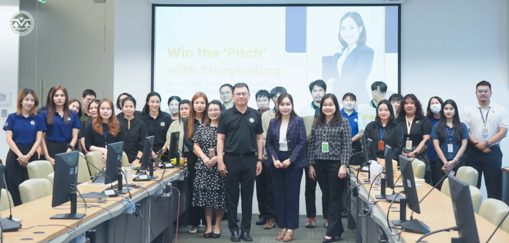 ผู้ประชุมถ่ายภาพร่วมกัน ผู้ประชุมถ่ายภาพร่วมกัน