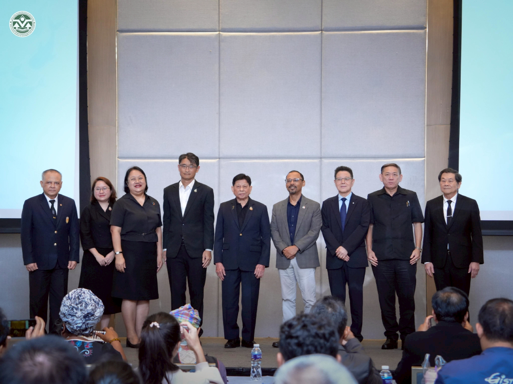 ผู้เข้าประชุมถ่ายภาพร่วมกัน ผู้เข้าประชุมถ่ายภาพร่วมกัน