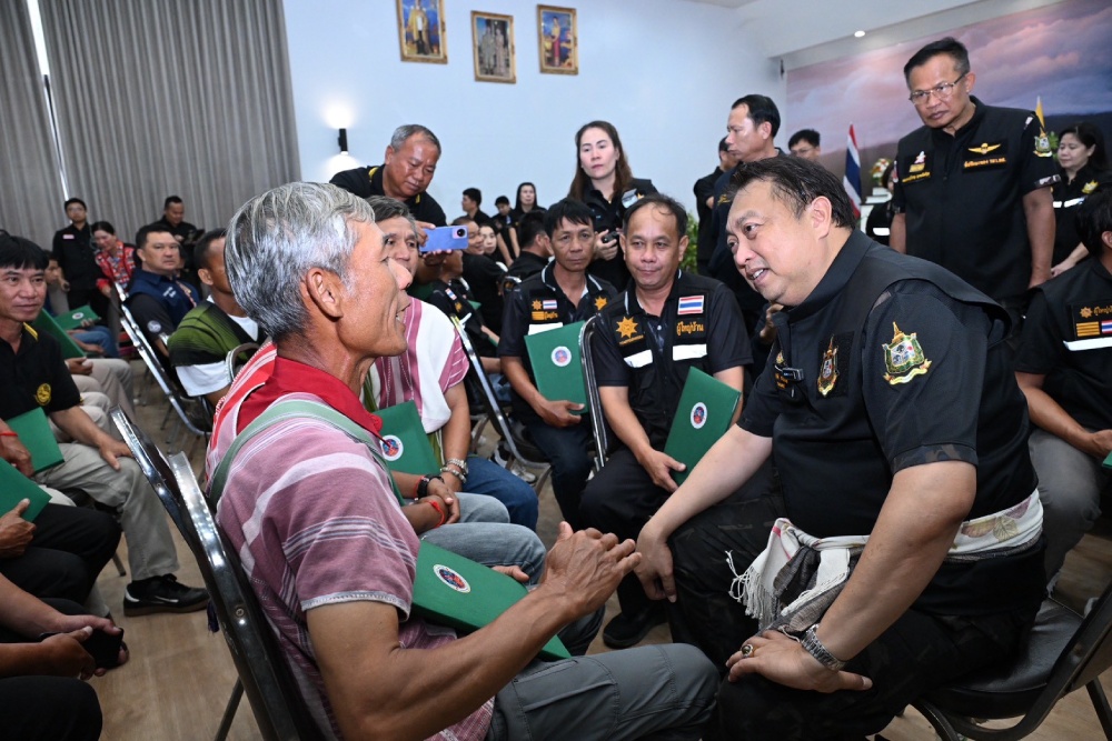 รมว.ทส. พูดคุยกับประชาชน รมว.ทส. พูดคุยกับประชาชน