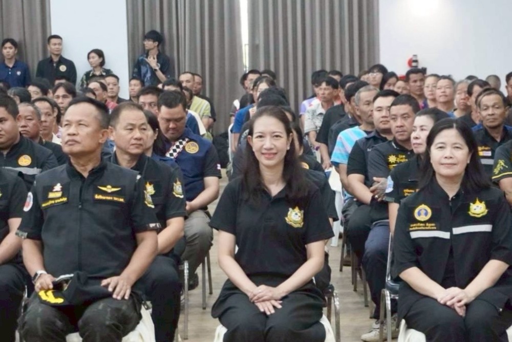 นางสาวนารีรัตน์ พันธุ์มณี รองเลขาธิการ สผ. (ตรงกลาง)) นางสาวนารีรัตน์ พันธุ์มณี รองเลขาธิการ สผ. (ตรงกลาง))