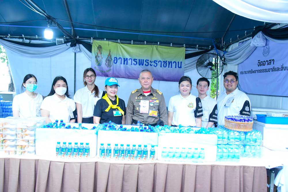 วันที่ 28 กรกฎาคม 2569 จิตอาสากระทรวงทรัพยากรธรรมชาติและสิ่งแวดล้อม (จิตอาสา ทส.) โดยสำนักงานนโยบายและแผนทรัพยากรธรรมชาติและสิ่งแวดล้อม (สผ.) ร่วมกับศูนย์อำนวยการใหญ่ จิตอาสาพระราชทาน ศูนย์ประสานงานจิตอาสาพระราชทาน ศอ.จอส. พระราชทาน ภาค 1 (ส่วนหน้า) จิตอาสา 904 จิตอาสาพระราชทาน จิตอาสาภาครัฐ กรุงเทพมหานคร หน่วยงานภาครัฐ แพทย์ พยาบาล นัักศึกษาวิชาทหาร ลูกเสือ - เนตรนารี อาสาสมัครป้องกันภัยฝ่ายพลเรือน และเครือข่ายจิตอาสา ดำเนินภารกิจประจำวัน เพื่ออำนวยความสะดวก ดูแลประชาชน และสนับสนุนอาหารพระราชทาน สำหรับพระราชทาน ข้าราชการ ทหาร ตำรวจ ข้าราชการบริพาร จิตอาสา และประชาชนทั่วไป เนื่องในโอกาสวันเฉลิมพระชนมพรรษาพระบาทสมเด็จพระเจ้าอยู่หัว 28 กรกฎาคม 2569 โดยได้จัดกำลัง จิตอาสาประจำจุดต่างๆ ดังนี้ จุดที่ 1 จุดพักคอย จุดที่ 2 โรงครัวพระราชทาน เพื่อให้การปฏิบัติเป็นไปด้วย ความเรียบร้อยและสมพระเกียรติ ณ ท้องสนามหลวง ในพระบรมมหาราชวัง โดยมีจิตอาสา ทส. เข้าร่วมปฏิบัติงานตลอดทั้งวัน วันที่ 28 กรกฎาคม 2569 จิตอาสากระทรวงทรัพยากรธรรมชาติและสิ่งแวดล้อม (จิตอาสา ทส.) โดยสำนักงานนโยบายและแผนทรัพยากรธรรมชาติและสิ่งแวดล้อม (สผ.) ร่วมกับศูนย์อำนวยการใหญ่ จิตอาสาพระราชทาน ศูนย์ประสานงานจิตอาสาพระราชทาน ศอ.จอส. พระราชทาน ภาค 1 (ส่วนหน้า) จิตอาสา 904 จิตอาสาพระราชทาน จิตอาสาภาครัฐ กรุงเทพมหานคร หน่วยงานภาครัฐ แพทย์ พยาบาล นัักศึกษาวิชาทหาร ลูกเสือ - เนตรนารี อาสาสมัครป้องกันภัยฝ่ายพลเรือน และเครือข่ายจิตอาสา ดำเนินภารกิจประจำวัน เพื่ออำนวยความสะดวก ดูแลประชาชน และสนับสนุนอาหารพระราชทาน สำหรับพระราชทาน ข้าราชการ ทหาร ตำรวจ ข้าราชการบริพาร จิตอาสา และประชาชนทั่วไป เนื่องในโอกาสวันเฉลิมพระชนมพรรษาพระบาทสมเด็จพระเจ้าอยู่หัว 28 กรกฎาคม 2569 โดยได้จัดกำลัง จิตอาสาประจำจุดต่างๆ ดังนี้ จุดที่ 1 จุดพักคอย จุดที่ 2 โรงครัวพระราชทาน เพื่อให้การปฏิบัติเป็นไปด้วย ความเรียบร้อยและสมพระเกียรติ ณ ท้องสนามหลวง ในพระบรมมหาราชวัง โดยมีจิตอาสา ทส. เข้าร่วมปฏิบัติงานตลอดทั้งวัน