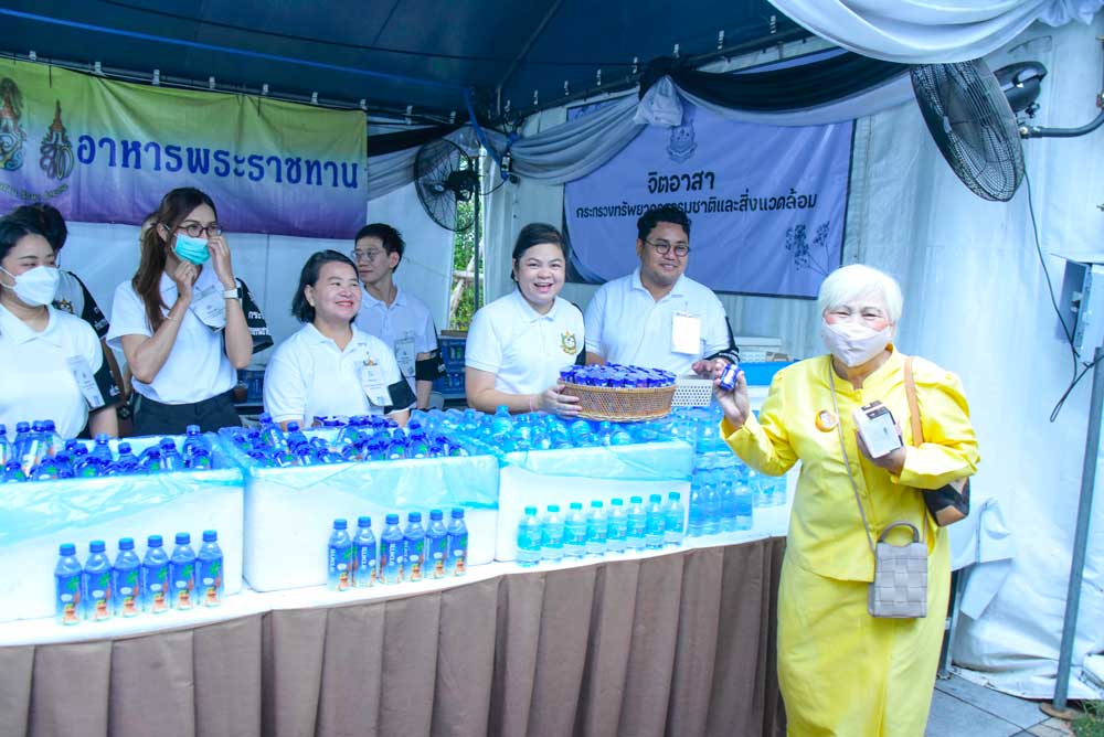 วันที่ 28 กรกฎาคม 2569 จิตอาสากระทรวงทรัพยากรธรรมชาติและสิ่งแวดล้อม (จิตอาสา ทส.) โดยสำนักงานนโยบายและแผนทรัพยากรธรรมชาติและสิ่งแวดล้อม (สผ.) ร่วมกับศูนย์อำนวยการใหญ่ จิตอาสาพระราชทาน ศูนย์ประสานงานจิตอาสาพระราชทาน ศอ.จอส. พระราชทาน ภาค 1 (ส่วนหน้า) จิตอาสา 904 จิตอาสาพระราชทาน จิตอาสาภาครัฐ กรุงเทพมหานคร หน่วยงานภาครัฐ แพทย์ พยาบาล นัักศึกษาวิชาทหาร ลูกเสือ - เนตรนารี อาสาสมัครป้องกันภัยฝ่ายพลเรือน และเครือข่ายจิตอาสา ดำเนินภารกิจประจำวัน เพื่ออำนวยความสะดวก ดูแลประชาชน และสนับสนุนอาหารพระราชทาน สำหรับพระราชทาน ข้าราชการ ทหาร ตำรวจ ข้าราชการบริพาร จิตอาสา และประชาชนทั่วไป เนื่องในโอกาสวันเฉลิมพระชนมพรรษาพระบาทสมเด็จพระเจ้าอยู่หัว 28 กรกฎาคม 2569 โดยได้จัดกำลัง จิตอาสาประจำจุดต่างๆ ดังนี้ จุดที่ 1 จุดพักคอย จุดที่ 2 โรงครัวพระราชทาน เพื่อให้การปฏิบัติเป็นไปด้วย ความเรียบร้อยและสมพระเกียรติ ณ ท้องสนามหลวง ในพระบรมมหาราชวัง โดยมีจิตอาสา ทส. เข้าร่วมปฏิบัติงานตลอดทั้งวัน วันที่ 28 กรกฎาคม 2569 จิตอาสากระทรวงทรัพยากรธรรมชาติและสิ่งแวดล้อม (จิตอาสา ทส.) โดยสำนักงานนโยบายและแผนทรัพยากรธรรมชาติและสิ่งแวดล้อม (สผ.) ร่วมกับศูนย์อำนวยการใหญ่ จิตอาสาพระราชทาน ศูนย์ประสานงานจิตอาสาพระราชทาน ศอ.จอส. พระราชทาน ภาค 1 (ส่วนหน้า) จิตอาสา 904 จิตอาสาพระราชทาน จิตอาสาภาครัฐ กรุงเทพมหานคร หน่วยงานภาครัฐ แพทย์ พยาบาล นัักศึกษาวิชาทหาร ลูกเสือ - เนตรนารี อาสาสมัครป้องกันภัยฝ่ายพลเรือน และเครือข่ายจิตอาสา ดำเนินภารกิจประจำวัน เพื่ออำนวยความสะดวก ดูแลประชาชน และสนับสนุนอาหารพระราชทาน สำหรับพระราชทาน ข้าราชการ ทหาร ตำรวจ ข้าราชการบริพาร จิตอาสา และประชาชนทั่วไป เนื่องในโอกาสวันเฉลิมพระชนมพรรษาพระบาทสมเด็จพระเจ้าอยู่หัว 28 กรกฎาคม 2569 โดยได้จัดกำลัง จิตอาสาประจำจุดต่างๆ ดังนี้ จุดที่ 1 จุดพักคอย จุดที่ 2 โรงครัวพระราชทาน เพื่อให้การปฏิบัติเป็นไปด้วย ความเรียบร้อยและสมพระเกียรติ ณ ท้องสนามหลวง ในพระบรมมหาราชวัง โดยมีจิตอาสา ทส. เข้าร่วมปฏิบัติงานตลอดทั้งวัน