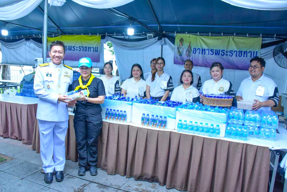 วันที่ 28 กรกฎาคม 2569 จิตอาสากระทรวงทรัพยากรธรรมชาติและสิ่งแวดล้อม (จิตอาสา ทส.) โดยสำนักงานนโยบายและแผนทรัพยากรธรรมชาติและสิ่งแวดล้อม (สผ.) ร่วมกับศูนย์อำนวยการใหญ่ จิตอาสาพระราชทาน ศูนย์ประสานงานจิตอาสาพระราชทาน ศอ.จอส. พระราชทาน ภาค 1 (ส่วนหน้า) จิตอาสา 904 จิตอาสาพระราชทาน จิตอาสาภาครัฐ กรุงเทพมหานคร หน่วยงานภาครัฐ แพทย์ พยาบาล นัักศึกษาวิชาทหาร ลูกเสือ - เนตรนารี อาสาสมัครป้องกันภัยฝ่ายพลเรือน และเครือข่ายจิตอาสา ดำเนินภารกิจประจำวัน เพื่ออำนวยความสะดวก ดูแลประชาชน และสนับสนุนอาหารพระราชทาน สำหรับพระราชทาน ข้าราชการ ทหาร ตำรวจ ข้าราชการบริพาร จิตอาสา และประชาชนทั่วไป เนื่องในโอกาสวันเฉลิมพระชนมพรรษาพระบาทสมเด็จพระเจ้าอยู่หัว 28 กรกฎาคม 2569 โดยได้จัดกำลัง จิตอาสาประจำจุดต่างๆ ดังนี้ จุดที่ 1 จุดพักคอย จุดที่ 2 โรงครัวพระราชทาน เพื่อให้การปฏิบัติเป็นไปด้วย ความเรียบร้อยและสมพระเกียรติ ณ ท้องสนามหลวง ในพระบรมมหาราชวัง โดยมีจิตอาสา ทส. เข้าร่วมปฏิบัติงานตลอดทั้งวัน วันที่ 28 กรกฎาคม 2569 จิตอาสากระทรวงทรัพยากรธรรมชาติและสิ่งแวดล้อม (จิตอาสา ทส.) โดยสำนักงานนโยบายและแผนทรัพยากรธรรมชาติและสิ่งแวดล้อม (สผ.) ร่วมกับศูนย์อำนวยการใหญ่ จิตอาสาพระราชทาน ศูนย์ประสานงานจิตอาสาพระราชทาน ศอ.จอส. พระราชทาน ภาค 1 (ส่วนหน้า) จิตอาสา 904 จิตอาสาพระราชทาน จิตอาสาภาครัฐ กรุงเทพมหานคร หน่วยงานภาครัฐ แพทย์ พยาบาล นัักศึกษาวิชาทหาร ลูกเสือ - เนตรนารี อาสาสมัครป้องกันภัยฝ่ายพลเรือน และเครือข่ายจิตอาสา ดำเนินภารกิจประจำวัน เพื่ออำนวยความสะดวก ดูแลประชาชน และสนับสนุนอาหารพระราชทาน สำหรับพระราชทาน ข้าราชการ ทหาร ตำรวจ ข้าราชการบริพาร จิตอาสา และประชาชนทั่วไป เนื่องในโอกาสวันเฉลิมพระชนมพรรษาพระบาทสมเด็จพระเจ้าอยู่หัว 28 กรกฎาคม 2569 โดยได้จัดกำลัง จิตอาสาประจำจุดต่างๆ ดังนี้ จุดที่ 1 จุดพักคอย จุดที่ 2 โรงครัวพระราชทาน เพื่อให้การปฏิบัติเป็นไปด้วย ความเรียบร้อยและสมพระเกียรติ ณ ท้องสนามหลวง ในพระบรมมหาราชวัง โดยมีจิตอาสา ทส. เข้าร่วมปฏิบัติงานตลอดทั้งวัน