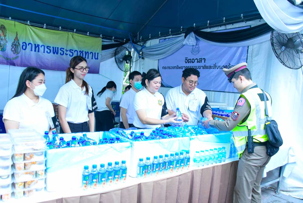วันที่ 28 กรกฎาคม 2569 จิตอาสากระทรวงทรัพยากรธรรมชาติและสิ่งแวดล้อม (จิตอาสา ทส.) โดยสำนักงานนโยบายและแผนทรัพยากรธรรมชาติและสิ่งแวดล้อม (สผ.) ร่วมกับศูนย์อำนวยการใหญ่ จิตอาสาพระราชทาน ศูนย์ประสานงานจิตอาสาพระราชทาน ศอ.จอส. พระราชทาน ภาค 1 (ส่วนหน้า) จิตอาสา 904 จิตอาสาพระราชทาน จิตอาสาภาครัฐ กรุงเทพมหานคร หน่วยงานภาครัฐ แพทย์ พยาบาล นัักศึกษาวิชาทหาร ลูกเสือ - เนตรนารี อาสาสมัครป้องกันภัยฝ่ายพลเรือน และเครือข่ายจิตอาสา ดำเนินภารกิจประจำวัน เพื่ออำนวยความสะดวก ดูแลประชาชน และสนับสนุนอาหารพระราชทาน สำหรับพระราชทาน ข้าราชการ ทหาร ตำรวจ ข้าราชการบริพาร จิตอาสา และประชาชนทั่วไป เนื่องในโอกาสวันเฉลิมพระชนมพรรษาพระบาทสมเด็จพระเจ้าอยู่หัว 28 กรกฎาคม 2569 โดยได้จัดกำลัง จิตอาสาประจำจุดต่างๆ ดังนี้ จุดที่ 1 จุดพักคอย จุดที่ 2 โรงครัวพระราชทาน เพื่อให้การปฏิบัติเป็นไปด้วย ความเรียบร้อยและสมพระเกียรติ ณ ท้องสนามหลวง ในพระบรมมหาราชวัง โดยมีจิตอาสา ทส. เข้าร่วมปฏิบัติงานตลอดทั้งวัน วันที่ 28 กรกฎาคม 2569 จิตอาสากระทรวงทรัพยากรธรรมชาติและสิ่งแวดล้อม (จิตอาสา ทส.) โดยสำนักงานนโยบายและแผนทรัพยากรธรรมชาติและสิ่งแวดล้อม (สผ.) ร่วมกับศูนย์อำนวยการใหญ่ จิตอาสาพระราชทาน ศูนย์ประสานงานจิตอาสาพระราชทาน ศอ.จอส. พระราชทาน ภาค 1 (ส่วนหน้า) จิตอาสา 904 จิตอาสาพระราชทาน จิตอาสาภาครัฐ กรุงเทพมหานคร หน่วยงานภาครัฐ แพทย์ พยาบาล นัักศึกษาวิชาทหาร ลูกเสือ - เนตรนารี อาสาสมัครป้องกันภัยฝ่ายพลเรือน และเครือข่ายจิตอาสา ดำเนินภารกิจประจำวัน เพื่ออำนวยความสะดวก ดูแลประชาชน และสนับสนุนอาหารพระราชทาน สำหรับพระราชทาน ข้าราชการ ทหาร ตำรวจ ข้าราชการบริพาร จิตอาสา และประชาชนทั่วไป เนื่องในโอกาสวันเฉลิมพระชนมพรรษาพระบาทสมเด็จพระเจ้าอยู่หัว 28 กรกฎาคม 2569 โดยได้จัดกำลัง จิตอาสาประจำจุดต่างๆ ดังนี้ จุดที่ 1 จุดพักคอย จุดที่ 2 โรงครัวพระราชทาน เพื่อให้การปฏิบัติเป็นไปด้วย ความเรียบร้อยและสมพระเกียรติ ณ ท้องสนามหลวง ในพระบรมมหาราชวัง โดยมีจิตอาสา ทส. เข้าร่วมปฏิบัติงานตลอดทั้งวัน