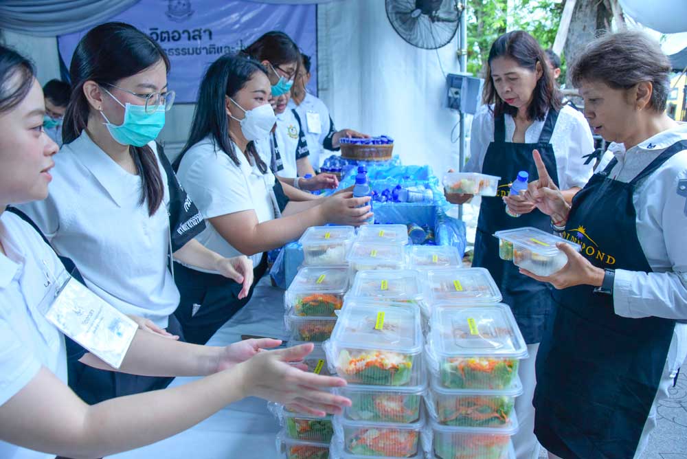 วันที่ 28 กรกฎาคม 2569 จิตอาสากระทรวงทรัพยากรธรรมชาติและสิ่งแวดล้อม (จิตอาสา ทส.) โดยสำนักงานนโยบายและแผนทรัพยากรธรรมชาติและสิ่งแวดล้อม (สผ.) ร่วมกับศูนย์อำนวยการใหญ่ จิตอาสาพระราชทาน ศูนย์ประสานงานจิตอาสาพระราชทาน ศอ.จอส. พระราชทาน ภาค 1 (ส่วนหน้า) จิตอาสา 904 จิตอาสาพระราชทาน จิตอาสาภาครัฐ กรุงเทพมหานคร หน่วยงานภาครัฐ แพทย์ พยาบาล นัักศึกษาวิชาทหาร ลูกเสือ - เนตรนารี อาสาสมัครป้องกันภัยฝ่ายพลเรือน และเครือข่ายจิตอาสา ดำเนินภารกิจประจำวัน เพื่ออำนวยความสะดวก ดูแลประชาชน และสนับสนุนอาหารพระราชทาน สำหรับพระราชทาน ข้าราชการ ทหาร ตำรวจ ข้าราชการบริพาร จิตอาสา และประชาชนทั่วไป เนื่องในโอกาสวันเฉลิมพระชนมพรรษาพระบาทสมเด็จพระเจ้าอยู่หัว 28 กรกฎาคม 2569 โดยได้จัดกำลัง จิตอาสาประจำจุดต่างๆ ดังนี้ จุดที่ 1 จุดพักคอย จุดที่ 2 โรงครัวพระราชทาน เพื่อให้การปฏิบัติเป็นไปด้วย ความเรียบร้อยและสมพระเกียรติ ณ ท้องสนามหลวง ในพระบรมมหาราชวัง โดยมีจิตอาสา ทส. เข้าร่วมปฏิบัติงานตลอดทั้งวัน วันที่ 28 กรกฎาคม 2569 จิตอาสากระทรวงทรัพยากรธรรมชาติและสิ่งแวดล้อม (จิตอาสา ทส.) โดยสำนักงานนโยบายและแผนทรัพยากรธรรมชาติและสิ่งแวดล้อม (สผ.) ร่วมกับศูนย์อำนวยการใหญ่ จิตอาสาพระราชทาน ศูนย์ประสานงานจิตอาสาพระราชทาน ศอ.จอส. พระราชทาน ภาค 1 (ส่วนหน้า) จิตอาสา 904 จิตอาสาพระราชทาน จิตอาสาภาครัฐ กรุงเทพมหานคร หน่วยงานภาครัฐ แพทย์ พยาบาล นัักศึกษาวิชาทหาร ลูกเสือ - เนตรนารี อาสาสมัครป้องกันภัยฝ่ายพลเรือน และเครือข่ายจิตอาสา ดำเนินภารกิจประจำวัน เพื่ออำนวยความสะดวก ดูแลประชาชน และสนับสนุนอาหารพระราชทาน สำหรับพระราชทาน ข้าราชการ ทหาร ตำรวจ ข้าราชการบริพาร จิตอาสา และประชาชนทั่วไป เนื่องในโอกาสวันเฉลิมพระชนมพรรษาพระบาทสมเด็จพระเจ้าอยู่หัว 28 กรกฎาคม 2569 โดยได้จัดกำลัง จิตอาสาประจำจุดต่างๆ ดังนี้ จุดที่ 1 จุดพักคอย จุดที่ 2 โรงครัวพระราชทาน เพื่อให้การปฏิบัติเป็นไปด้วย ความเรียบร้อยและสมพระเกียรติ ณ ท้องสนามหลวง ในพระบรมมหาราชวัง โดยมีจิตอาสา ทส. เข้าร่วมปฏิบัติงานตลอดทั้งวัน