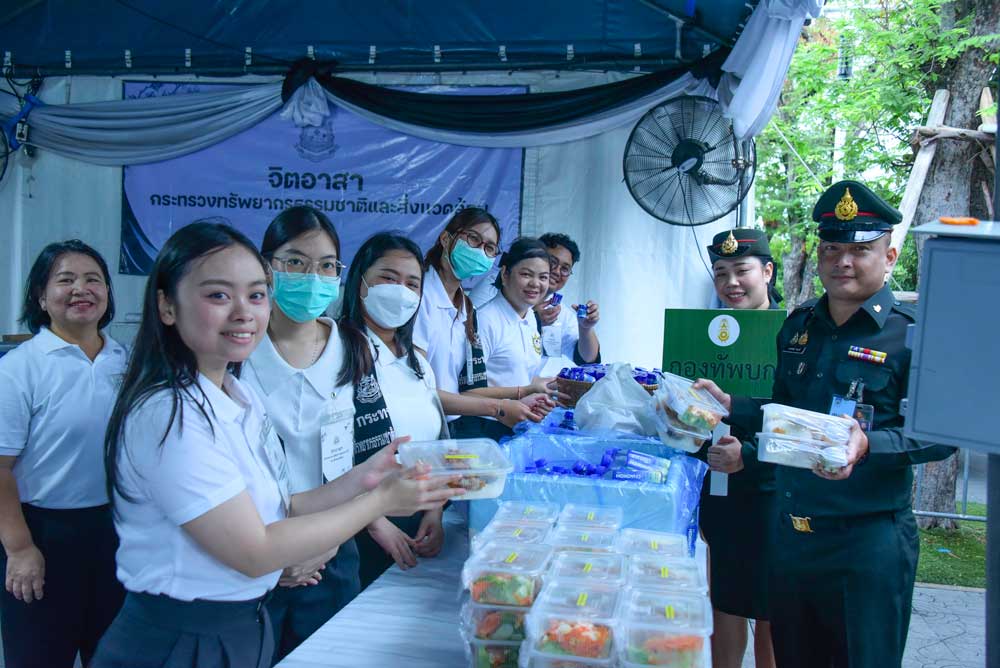 วันที่ 28 กรกฎาคม 2569 จิตอาสากระทรวงทรัพยากรธรรมชาติและสิ่งแวดล้อม (จิตอาสา ทส.) โดยสำนักงานนโยบายและแผนทรัพยากรธรรมชาติและสิ่งแวดล้อม (สผ.) ร่วมกับศูนย์อำนวยการใหญ่ จิตอาสาพระราชทาน ศูนย์ประสานงานจิตอาสาพระราชทาน ศอ.จอส. พระราชทาน ภาค 1 (ส่วนหน้า) จิตอาสา 904 จิตอาสาพระราชทาน จิตอาสาภาครัฐ กรุงเทพมหานคร หน่วยงานภาครัฐ แพทย์ พยาบาล นัักศึกษาวิชาทหาร ลูกเสือ - เนตรนารี อาสาสมัครป้องกันภัยฝ่ายพลเรือน และเครือข่ายจิตอาสา ดำเนินภารกิจประจำวัน เพื่ออำนวยความสะดวก ดูแลประชาชน และสนับสนุนอาหารพระราชทาน สำหรับพระราชทาน ข้าราชการ ทหาร ตำรวจ ข้าราชการบริพาร จิตอาสา และประชาชนทั่วไป เนื่องในโอกาสวันเฉลิมพระชนมพรรษาพระบาทสมเด็จพระเจ้าอยู่หัว 28 กรกฎาคม 2569 โดยได้จัดกำลัง จิตอาสาประจำจุดต่างๆ ดังนี้ จุดที่ 1 จุดพักคอย จุดที่ 2 โรงครัวพระราชทาน เพื่อให้การปฏิบัติเป็นไปด้วย ความเรียบร้อยและสมพระเกียรติ ณ ท้องสนามหลวง ในพระบรมมหาราชวัง โดยมีจิตอาสา ทส. เข้าร่วมปฏิบัติงานตลอดทั้งวัน วันที่ 28 กรกฎาคม 2569 จิตอาสากระทรวงทรัพยากรธรรมชาติและสิ่งแวดล้อม (จิตอาสา ทส.) โดยสำนักงานนโยบายและแผนทรัพยากรธรรมชาติและสิ่งแวดล้อม (สผ.) ร่วมกับศูนย์อำนวยการใหญ่ จิตอาสาพระราชทาน ศูนย์ประสานงานจิตอาสาพระราชทาน ศอ.จอส. พระราชทาน ภาค 1 (ส่วนหน้า) จิตอาสา 904 จิตอาสาพระราชทาน จิตอาสาภาครัฐ กรุงเทพมหานคร หน่วยงานภาครัฐ แพทย์ พยาบาล นัักศึกษาวิชาทหาร ลูกเสือ - เนตรนารี อาสาสมัครป้องกันภัยฝ่ายพลเรือน และเครือข่ายจิตอาสา ดำเนินภารกิจประจำวัน เพื่ออำนวยความสะดวก ดูแลประชาชน และสนับสนุนอาหารพระราชทาน สำหรับพระราชทาน ข้าราชการ ทหาร ตำรวจ ข้าราชการบริพาร จิตอาสา และประชาชนทั่วไป เนื่องในโอกาสวันเฉลิมพระชนมพรรษาพระบาทสมเด็จพระเจ้าอยู่หัว 28 กรกฎาคม 2569 โดยได้จัดกำลัง จิตอาสาประจำจุดต่างๆ ดังนี้ จุดที่ 1 จุดพักคอย จุดที่ 2 โรงครัวพระราชทาน เพื่อให้การปฏิบัติเป็นไปด้วย ความเรียบร้อยและสมพระเกียรติ ณ ท้องสนามหลวง ในพระบรมมหาราชวัง โดยมีจิตอาสา ทส. เข้าร่วมปฏิบัติงานตลอดทั้งวัน