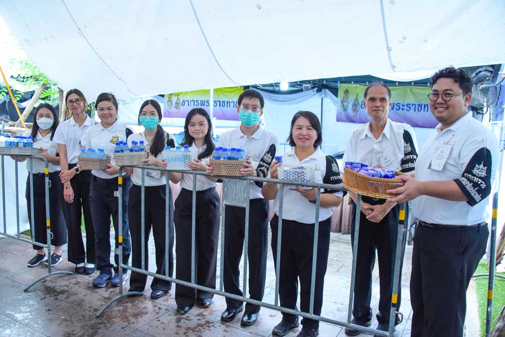 วันที่ 28 กรกฎาคม 2569 จิตอาสากระทรวงทรัพยากรธรรมชาติและสิ่งแวดล้อม (จิตอาสา ทส.) โดยสำนักงานนโยบายและแผนทรัพยากรธรรมชาติและสิ่งแวดล้อม (สผ.) ร่วมกับศูนย์อำนวยการใหญ่ จิตอาสาพระราชทาน ศูนย์ประสานงานจิตอาสาพระราชทาน ศอ.จอส. พระราชทาน ภาค 1 (ส่วนหน้า) จิตอาสา 904 จิตอาสาพระราชทาน จิตอาสาภาครัฐ กรุงเทพมหานคร หน่วยงานภาครัฐ แพทย์ พยาบาล นัักศึกษาวิชาทหาร ลูกเสือ - เนตรนารี อาสาสมัครป้องกันภัยฝ่ายพลเรือน และเครือข่ายจิตอาสา ดำเนินภารกิจประจำวัน เพื่ออำนวยความสะดวก ดูแลประชาชน และสนับสนุนอาหารพระราชทาน สำหรับพระราชทาน ข้าราชการ ทหาร ตำรวจ ข้าราชการบริพาร จิตอาสา และประชาชนทั่วไป เนื่องในโอกาสวันเฉลิมพระชนมพรรษาพระบาทสมเด็จพระเจ้าอยู่หัว 28 กรกฎาคม 2569 โดยได้จัดกำลัง จิตอาสาประจำจุดต่างๆ ดังนี้ จุดที่ 1 จุดพักคอย จุดที่ 2 โรงครัวพระราชทาน เพื่อให้การปฏิบัติเป็นไปด้วย ความเรียบร้อยและสมพระเกียรติ ณ ท้องสนามหลวง ในพระบรมมหาราชวัง โดยมีจิตอาสา ทส. เข้าร่วมปฏิบัติงานตลอดทั้งวัน วันที่ 28 กรกฎาคม 2569 จิตอาสากระทรวงทรัพยากรธรรมชาติและสิ่งแวดล้อม (จิตอาสา ทส.) โดยสำนักงานนโยบายและแผนทรัพยากรธรรมชาติและสิ่งแวดล้อม (สผ.) ร่วมกับศูนย์อำนวยการใหญ่ จิตอาสาพระราชทาน ศูนย์ประสานงานจิตอาสาพระราชทาน ศอ.จอส. พระราชทาน ภาค 1 (ส่วนหน้า) จิตอาสา 904 จิตอาสาพระราชทาน จิตอาสาภาครัฐ กรุงเทพมหานคร หน่วยงานภาครัฐ แพทย์ พยาบาล นัักศึกษาวิชาทหาร ลูกเสือ - เนตรนารี อาสาสมัครป้องกันภัยฝ่ายพลเรือน และเครือข่ายจิตอาสา ดำเนินภารกิจประจำวัน เพื่ออำนวยความสะดวก ดูแลประชาชน และสนับสนุนอาหารพระราชทาน สำหรับพระราชทาน ข้าราชการ ทหาร ตำรวจ ข้าราชการบริพาร จิตอาสา และประชาชนทั่วไป เนื่องในโอกาสวันเฉลิมพระชนมพรรษาพระบาทสมเด็จพระเจ้าอยู่หัว 28 กรกฎาคม 2569 โดยได้จัดกำลัง จิตอาสาประจำจุดต่างๆ ดังนี้ จุดที่ 1 จุดพักคอย จุดที่ 2 โรงครัวพระราชทาน เพื่อให้การปฏิบัติเป็นไปด้วย ความเรียบร้อยและสมพระเกียรติ ณ ท้องสนามหลวง ในพระบรมมหาราชวัง โดยมีจิตอาสา ทส. เข้าร่วมปฏิบัติงานตลอดทั้งวัน