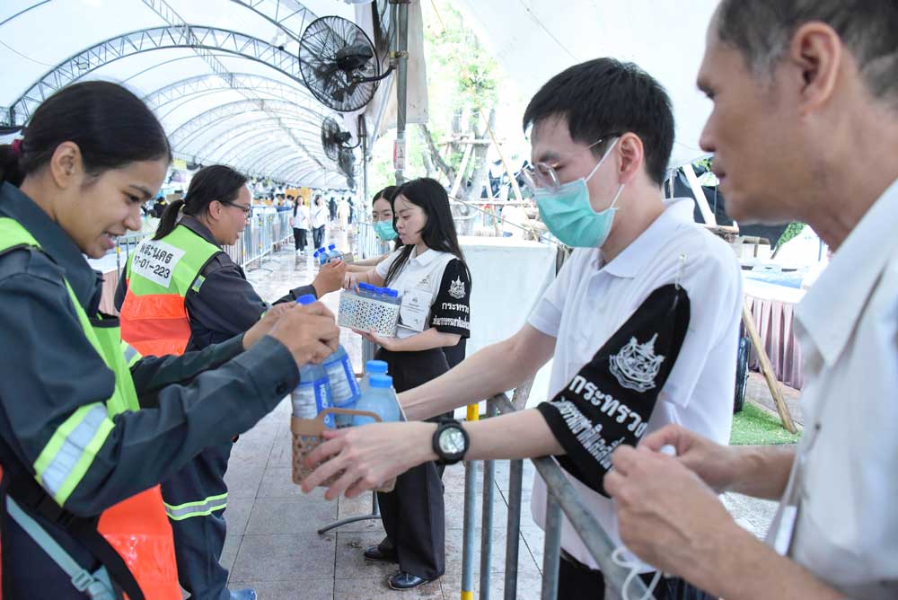 วันที่ 28 กรกฎาคม 2569 จิตอาสากระทรวงทรัพยากรธรรมชาติและสิ่งแวดล้อม (จิตอาสา ทส.) โดยสำนักงานนโยบายและแผนทรัพยากรธรรมชาติและสิ่งแวดล้อม (สผ.) ร่วมกับศูนย์อำนวยการใหญ่ จิตอาสาพระราชทาน ศูนย์ประสานงานจิตอาสาพระราชทาน ศอ.จอส. พระราชทาน ภาค 1 (ส่วนหน้า) จิตอาสา 904 จิตอาสาพระราชทาน จิตอาสาภาครัฐ กรุงเทพมหานคร หน่วยงานภาครัฐ แพทย์ พยาบาล นัักศึกษาวิชาทหาร ลูกเสือ - เนตรนารี อาสาสมัครป้องกันภัยฝ่ายพลเรือน และเครือข่ายจิตอาสา ดำเนินภารกิจประจำวัน เพื่ออำนวยความสะดวก ดูแลประชาชน และสนับสนุนอาหารพระราชทาน สำหรับพระราชทาน ข้าราชการ ทหาร ตำรวจ ข้าราชการบริพาร จิตอาสา และประชาชนทั่วไป เนื่องในโอกาสวันเฉลิมพระชนมพรรษาพระบาทสมเด็จพระเจ้าอยู่หัว 28 กรกฎาคม 2569 โดยได้จัดกำลัง จิตอาสาประจำจุดต่างๆ ดังนี้ จุดที่ 1 จุดพักคอย จุดที่ 2 โรงครัวพระราชทาน เพื่อให้การปฏิบัติเป็นไปด้วย ความเรียบร้อยและสมพระเกียรติ ณ ท้องสนามหลวง ในพระบรมมหาราชวัง โดยมีจิตอาสา ทส. เข้าร่วมปฏิบัติงานตลอดทั้งวัน วันที่ 28 กรกฎาคม 2569 จิตอาสากระทรวงทรัพยากรธรรมชาติและสิ่งแวดล้อม (จิตอาสา ทส.) โดยสำนักงานนโยบายและแผนทรัพยากรธรรมชาติและสิ่งแวดล้อม (สผ.) ร่วมกับศูนย์อำนวยการใหญ่ จิตอาสาพระราชทาน ศูนย์ประสานงานจิตอาสาพระราชทาน ศอ.จอส. พระราชทาน ภาค 1 (ส่วนหน้า) จิตอาสา 904 จิตอาสาพระราชทาน จิตอาสาภาครัฐ กรุงเทพมหานคร หน่วยงานภาครัฐ แพทย์ พยาบาล นัักศึกษาวิชาทหาร ลูกเสือ - เนตรนารี อาสาสมัครป้องกันภัยฝ่ายพลเรือน และเครือข่ายจิตอาสา ดำเนินภารกิจประจำวัน เพื่ออำนวยความสะดวก ดูแลประชาชน และสนับสนุนอาหารพระราชทาน สำหรับพระราชทาน ข้าราชการ ทหาร ตำรวจ ข้าราชการบริพาร จิตอาสา และประชาชนทั่วไป เนื่องในโอกาสวันเฉลิมพระชนมพรรษาพระบาทสมเด็จพระเจ้าอยู่หัว 28 กรกฎาคม 2569 โดยได้จัดกำลัง จิตอาสาประจำจุดต่างๆ ดังนี้ จุดที่ 1 จุดพักคอย จุดที่ 2 โรงครัวพระราชทาน เพื่อให้การปฏิบัติเป็นไปด้วย ความเรียบร้อยและสมพระเกียรติ ณ ท้องสนามหลวง ในพระบรมมหาราชวัง โดยมีจิตอาสา ทส. เข้าร่วมปฏิบัติงานตลอดทั้งวัน