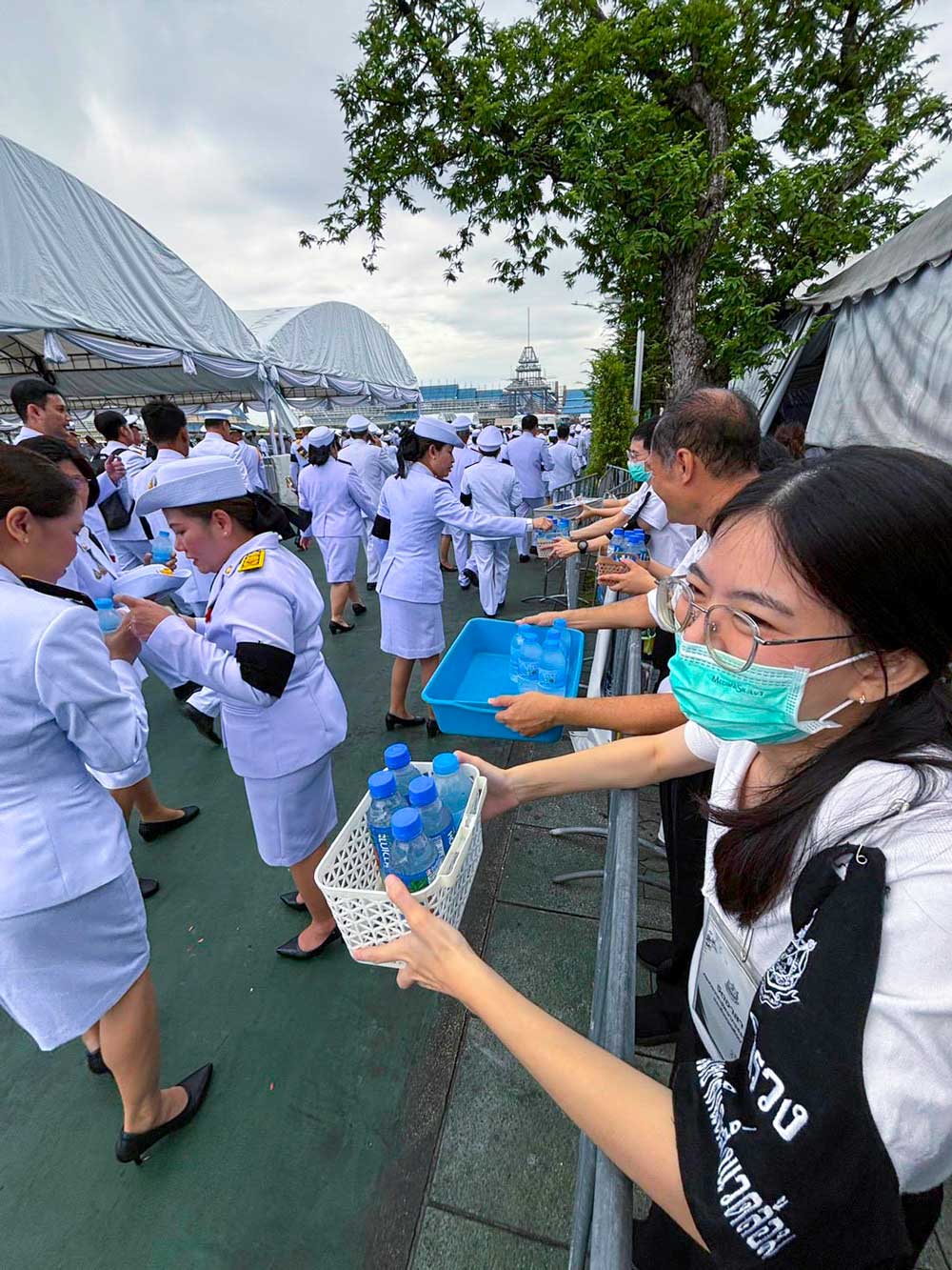 วันที่ 28 กรกฎาคม 2569 จิตอาสากระทรวงทรัพยากรธรรมชาติและสิ่งแวดล้อม (จิตอาสา ทส.) โดยสำนักงานนโยบายและแผนทรัพยากรธรรมชาติและสิ่งแวดล้อม (สผ.) ร่วมกับศูนย์อำนวยการใหญ่ จิตอาสาพระราชทาน ศูนย์ประสานงานจิตอาสาพระราชทาน ศอ.จอส. พระราชทาน ภาค 1 (ส่วนหน้า) จิตอาสา 904 จิตอาสาพระราชทาน จิตอาสาภาครัฐ กรุงเทพมหานคร หน่วยงานภาครัฐ แพทย์ พยาบาล นัักศึกษาวิชาทหาร ลูกเสือ - เนตรนารี อาสาสมัครป้องกันภัยฝ่ายพลเรือน และเครือข่ายจิตอาสา ดำเนินภารกิจประจำวัน เพื่ออำนวยความสะดวก ดูแลประชาชน และสนับสนุนอาหารพระราชทาน สำหรับพระราชทาน ข้าราชการ ทหาร ตำรวจ ข้าราชการบริพาร จิตอาสา และประชาชนทั่วไป เนื่องในโอกาสวันเฉลิมพระชนมพรรษาพระบาทสมเด็จพระเจ้าอยู่หัว 28 กรกฎาคม 2569 โดยได้จัดกำลัง จิตอาสาประจำจุดต่างๆ ดังนี้ จุดที่ 1 จุดพักคอย จุดที่ 2 โรงครัวพระราชทาน เพื่อให้การปฏิบัติเป็นไปด้วย ความเรียบร้อยและสมพระเกียรติ ณ ท้องสนามหลวง ในพระบรมมหาราชวัง โดยมีจิตอาสา ทส. เข้าร่วมปฏิบัติงานตลอดทั้งวัน วันที่ 28 กรกฎาคม 2569 จิตอาสากระทรวงทรัพยากรธรรมชาติและสิ่งแวดล้อม (จิตอาสา ทส.) โดยสำนักงานนโยบายและแผนทรัพยากรธรรมชาติและสิ่งแวดล้อม (สผ.) ร่วมกับศูนย์อำนวยการใหญ่ จิตอาสาพระราชทาน ศูนย์ประสานงานจิตอาสาพระราชทาน ศอ.จอส. พระราชทาน ภาค 1 (ส่วนหน้า) จิตอาสา 904 จิตอาสาพระราชทาน จิตอาสาภาครัฐ กรุงเทพมหานคร หน่วยงานภาครัฐ แพทย์ พยาบาล นัักศึกษาวิชาทหาร ลูกเสือ - เนตรนารี อาสาสมัครป้องกันภัยฝ่ายพลเรือน และเครือข่ายจิตอาสา ดำเนินภารกิจประจำวัน เพื่ออำนวยความสะดวก ดูแลประชาชน และสนับสนุนอาหารพระราชทาน สำหรับพระราชทาน ข้าราชการ ทหาร ตำรวจ ข้าราชการบริพาร จิตอาสา และประชาชนทั่วไป เนื่องในโอกาสวันเฉลิมพระชนมพรรษาพระบาทสมเด็จพระเจ้าอยู่หัว 28 กรกฎาคม 2569 โดยได้จัดกำลัง จิตอาสาประจำจุดต่างๆ ดังนี้ จุดที่ 1 จุดพักคอย จุดที่ 2 โรงครัวพระราชทาน เพื่อให้การปฏิบัติเป็นไปด้วย ความเรียบร้อยและสมพระเกียรติ ณ ท้องสนามหลวง ในพระบรมมหาราชวัง โดยมีจิตอาสา ทส. เข้าร่วมปฏิบัติงานตลอดทั้งวัน