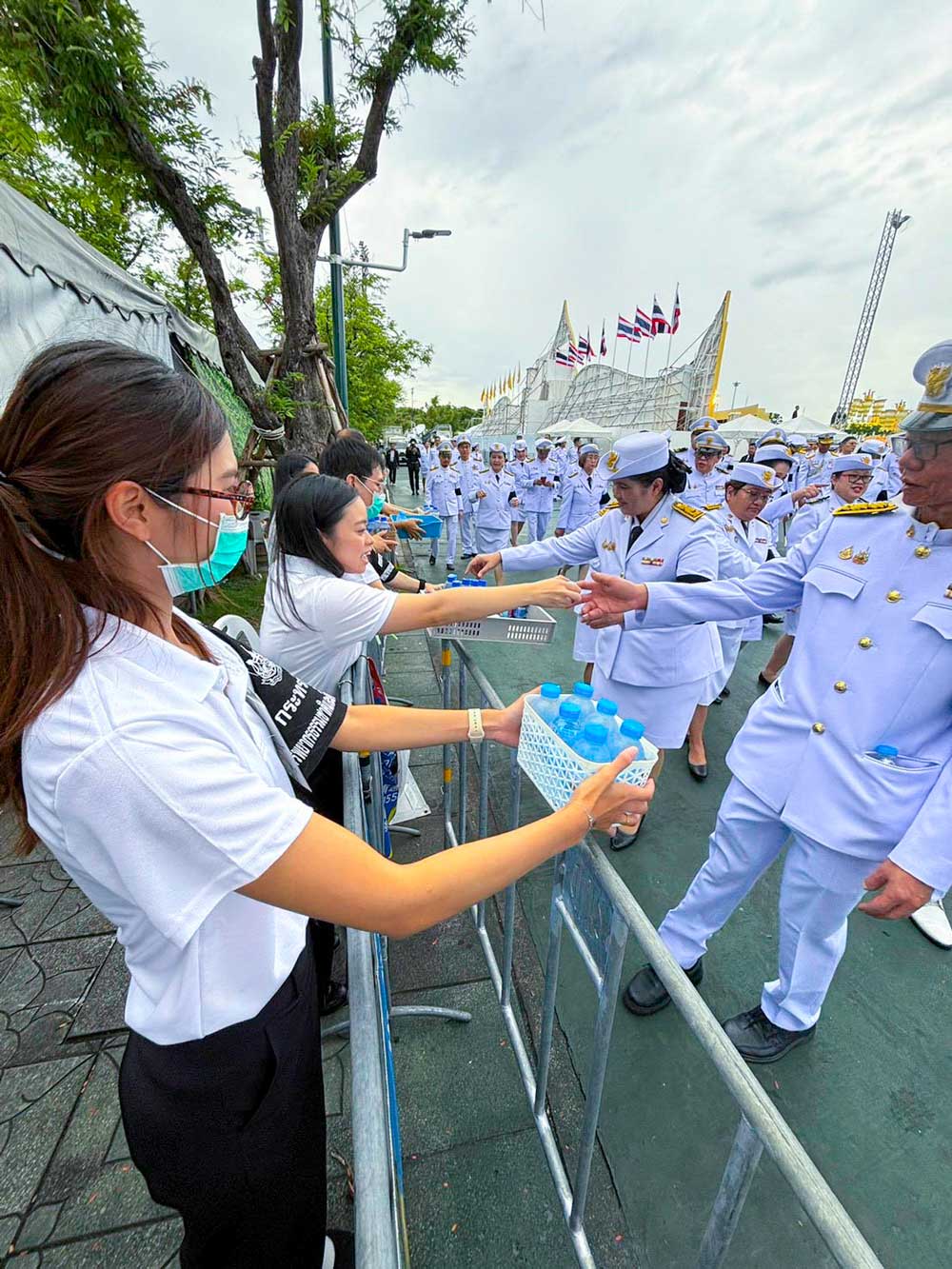 วันที่ 28 กรกฎาคม 2569 จิตอาสากระทรวงทรัพยากรธรรมชาติและสิ่งแวดล้อม (จิตอาสา ทส.) โดยสำนักงานนโยบายและแผนทรัพยากรธรรมชาติและสิ่งแวดล้อม (สผ.) ร่วมกับศูนย์อำนวยการใหญ่ จิตอาสาพระราชทาน ศูนย์ประสานงานจิตอาสาพระราชทาน ศอ.จอส. พระราชทาน ภาค 1 (ส่วนหน้า) จิตอาสา 904 จิตอาสาพระราชทาน จิตอาสาภาครัฐ กรุงเทพมหานคร หน่วยงานภาครัฐ แพทย์ พยาบาล นัักศึกษาวิชาทหาร ลูกเสือ - เนตรนารี อาสาสมัครป้องกันภัยฝ่ายพลเรือน และเครือข่ายจิตอาสา ดำเนินภารกิจประจำวัน เพื่ออำนวยความสะดวก ดูแลประชาชน และสนับสนุนอาหารพระราชทาน สำหรับพระราชทาน ข้าราชการ ทหาร ตำรวจ ข้าราชการบริพาร จิตอาสา และประชาชนทั่วไป เนื่องในโอกาสวันเฉลิมพระชนมพรรษาพระบาทสมเด็จพระเจ้าอยู่หัว 28 กรกฎาคม 2569 โดยได้จัดกำลัง จิตอาสาประจำจุดต่างๆ ดังนี้ จุดที่ 1 จุดพักคอย จุดที่ 2 โรงครัวพระราชทาน เพื่อให้การปฏิบัติเป็นไปด้วย ความเรียบร้อยและสมพระเกียรติ ณ ท้องสนามหลวง ในพระบรมมหาราชวัง โดยมีจิตอาสา ทส. เข้าร่วมปฏิบัติงานตลอดทั้งวัน วันที่ 28 กรกฎาคม 2569 จิตอาสากระทรวงทรัพยากรธรรมชาติและสิ่งแวดล้อม (จิตอาสา ทส.) โดยสำนักงานนโยบายและแผนทรัพยากรธรรมชาติและสิ่งแวดล้อม (สผ.) ร่วมกับศูนย์อำนวยการใหญ่ จิตอาสาพระราชทาน ศูนย์ประสานงานจิตอาสาพระราชทาน ศอ.จอส. พระราชทาน ภาค 1 (ส่วนหน้า) จิตอาสา 904 จิตอาสาพระราชทาน จิตอาสาภาครัฐ กรุงเทพมหานคร หน่วยงานภาครัฐ แพทย์ พยาบาล นัักศึกษาวิชาทหาร ลูกเสือ - เนตรนารี อาสาสมัครป้องกันภัยฝ่ายพลเรือน และเครือข่ายจิตอาสา ดำเนินภารกิจประจำวัน เพื่ออำนวยความสะดวก ดูแลประชาชน และสนับสนุนอาหารพระราชทาน สำหรับพระราชทาน ข้าราชการ ทหาร ตำรวจ ข้าราชการบริพาร จิตอาสา และประชาชนทั่วไป เนื่องในโอกาสวันเฉลิมพระชนมพรรษาพระบาทสมเด็จพระเจ้าอยู่หัว 28 กรกฎาคม 2569 โดยได้จัดกำลัง จิตอาสาประจำจุดต่างๆ ดังนี้ จุดที่ 1 จุดพักคอย จุดที่ 2 โรงครัวพระราชทาน เพื่อให้การปฏิบัติเป็นไปด้วย ความเรียบร้อยและสมพระเกียรติ ณ ท้องสนามหลวง ในพระบรมมหาราชวัง โดยมีจิตอาสา ทส. เข้าร่วมปฏิบัติงานตลอดทั้งวัน