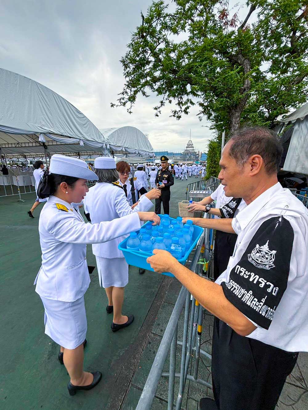 วันที่ 28 กรกฎาคม 2569 จิตอาสากระทรวงทรัพยากรธรรมชาติและสิ่งแวดล้อม (จิตอาสา ทส.) โดยสำนักงานนโยบายและแผนทรัพยากรธรรมชาติและสิ่งแวดล้อม (สผ.) ร่วมกับศูนย์อำนวยการใหญ่ จิตอาสาพระราชทาน ศูนย์ประสานงานจิตอาสาพระราชทาน ศอ.จอส. พระราชทาน ภาค 1 (ส่วนหน้า) จิตอาสา 904 จิตอาสาพระราชทาน จิตอาสาภาครัฐ กรุงเทพมหานคร หน่วยงานภาครัฐ แพทย์ พยาบาล นัักศึกษาวิชาทหาร ลูกเสือ - เนตรนารี อาสาสมัครป้องกันภัยฝ่ายพลเรือน และเครือข่ายจิตอาสา ดำเนินภารกิจประจำวัน เพื่ออำนวยความสะดวก ดูแลประชาชน และสนับสนุนอาหารพระราชทาน สำหรับพระราชทาน ข้าราชการ ทหาร ตำรวจ ข้าราชการบริพาร จิตอาสา และประชาชนทั่วไป เนื่องในโอกาสวันเฉลิมพระชนมพรรษาพระบาทสมเด็จพระเจ้าอยู่หัว 28 กรกฎาคม 2569 โดยได้จัดกำลัง จิตอาสาประจำจุดต่างๆ ดังนี้ จุดที่ 1 จุดพักคอย จุดที่ 2 โรงครัวพระราชทาน เพื่อให้การปฏิบัติเป็นไปด้วย ความเรียบร้อยและสมพระเกียรติ ณ ท้องสนามหลวง ในพระบรมมหาราชวัง โดยมีจิตอาสา ทส. เข้าร่วมปฏิบัติงานตลอดทั้งวัน วันที่ 28 กรกฎาคม 2569 จิตอาสากระทรวงทรัพยากรธรรมชาติและสิ่งแวดล้อม (จิตอาสา ทส.) โดยสำนักงานนโยบายและแผนทรัพยากรธรรมชาติและสิ่งแวดล้อม (สผ.) ร่วมกับศูนย์อำนวยการใหญ่ จิตอาสาพระราชทาน ศูนย์ประสานงานจิตอาสาพระราชทาน ศอ.จอส. พระราชทาน ภาค 1 (ส่วนหน้า) จิตอาสา 904 จิตอาสาพระราชทาน จิตอาสาภาครัฐ กรุงเทพมหานคร หน่วยงานภาครัฐ แพทย์ พยาบาล นัักศึกษาวิชาทหาร ลูกเสือ - เนตรนารี อาสาสมัครป้องกันภัยฝ่ายพลเรือน และเครือข่ายจิตอาสา ดำเนินภารกิจประจำวัน เพื่ออำนวยความสะดวก ดูแลประชาชน และสนับสนุนอาหารพระราชทาน สำหรับพระราชทาน ข้าราชการ ทหาร ตำรวจ ข้าราชการบริพาร จิตอาสา และประชาชนทั่วไป เนื่องในโอกาสวันเฉลิมพระชนมพรรษาพระบาทสมเด็จพระเจ้าอยู่หัว 28 กรกฎาคม 2569 โดยได้จัดกำลัง จิตอาสาประจำจุดต่างๆ ดังนี้ จุดที่ 1 จุดพักคอย จุดที่ 2 โรงครัวพระราชทาน เพื่อให้การปฏิบัติเป็นไปด้วย ความเรียบร้อยและสมพระเกียรติ ณ ท้องสนามหลวง ในพระบรมมหาราชวัง โดยมีจิตอาสา ทส. เข้าร่วมปฏิบัติงานตลอดทั้งวัน
