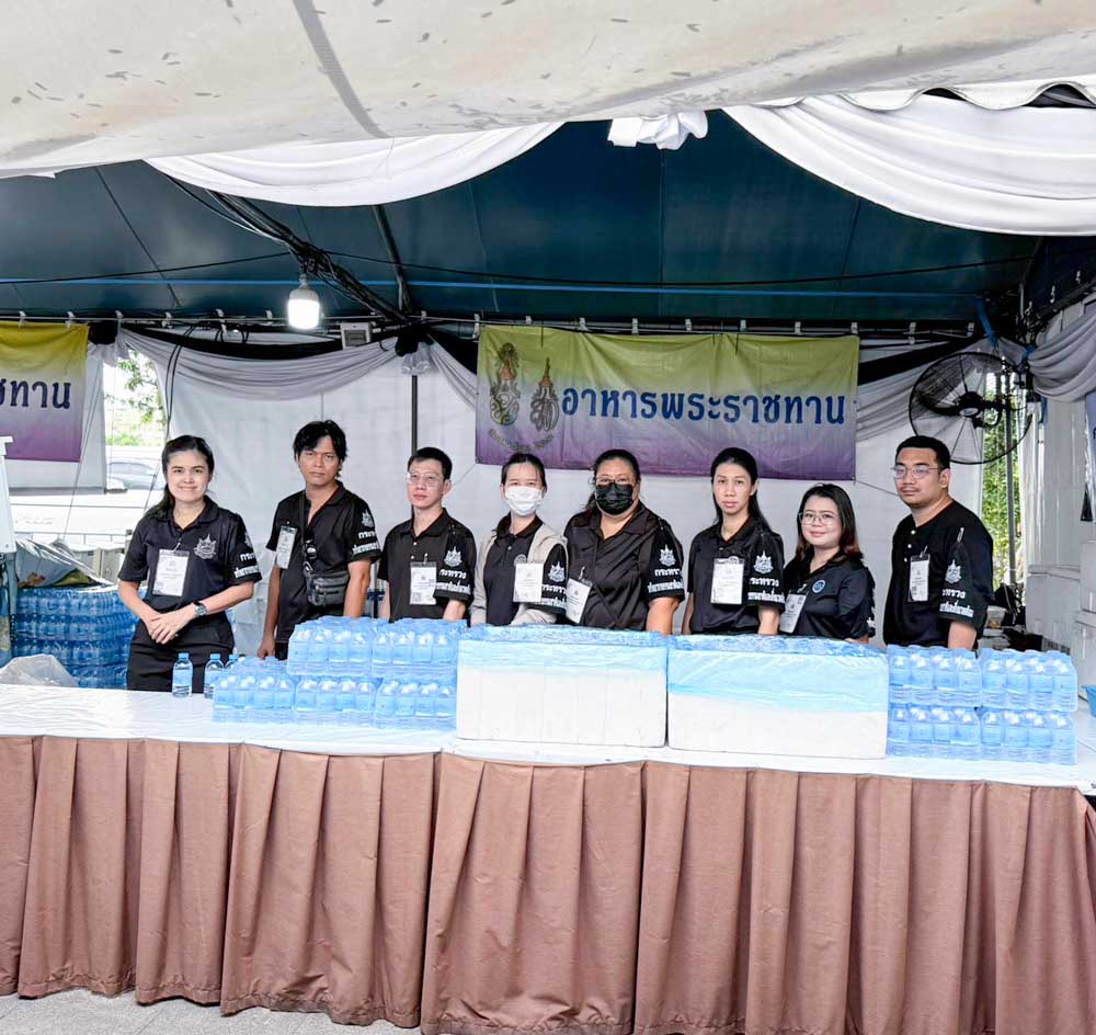 วันที่ 30 สิงหาคม 2569 จิตอาสากระทรวงทรัพยากรธรรมชาติและสิ่งแวดล้อม (จิตอาสา ทส.) โดยสำนักงานนโยบายและแผนทรัพยากรธรรมชาติและสิ่งแวดล้อม (สผ.) ร่วมกับศูนย์อำนวยการใหญ่ จิตอาสาพระราชทาน ศูนย์ประสานงานจิตอาสาพระราชทาน ศอ.จอส. พระราชทาน ภาค 1 (ส่วนหน้า) จิตอาสา 904 จิตอาสาพระราชทาน จิตอาสาภาครัฐ กรุงเทพมหานคร หน่วยงานภาครัฐ แพทย์ พยาบาล นัักศึกษาวิชาทหาร ลูกเสือ - เนตรนารี อาสาสมัครป้องกันภัยฝ่ายพลเรือน และเครือข่ายจิตอาสา ดำเนินภารกิจประจำวัน เพื่ออำนวยความสะดวก ดูแลประชาชนที่เดินทางมาเข้าถวายบังคมพระบรมศพ สมเด็จพระนางเจ้าสิริกิติ์ พระบรมราชินีนาถ พระบรมราชชนนีพันปีหลวง และเข้าถวายสักการะ พระศพ สมเด็จพระเจ้าลูกเธอ เจ้าฟ้าพัชรกิติยาภา นเรนทิราเทพยวดี กรมหลวงราชสาริณีสิริพัชร มหาวัชรราชธิดา เบื้องหน้าพระบรมฉายาลักษณ์ โดยได้จัดกำลังจิตอาสาประจำจุดต่างๆ ดังนี้ จุดที่ 1 จุดพักคอย จุดที่ 2 โรงครัวพระราชทาน เพื่อให้การปฏิบัติเป็นไปด้วยความเรียบร้อยและ สมพระเกียรติ ณ ท้องสนามหลวง ในพระบรมมหาราชวัง โดยมีจิตอาสา ทส. เข้าร่วมปฏิบัติงานตลอดทั้งวัน วันที่ 30 สิงหาคม 2569 จิตอาสากระทรวงทรัพยากรธรรมชาติและสิ่งแวดล้อม (จิตอาสา ทส.) โดยสำนักงานนโยบายและแผนทรัพยากรธรรมชาติและสิ่งแวดล้อม (สผ.) ร่วมกับศูนย์อำนวยการใหญ่ จิตอาสาพระราชทาน ศูนย์ประสานงานจิตอาสาพระราชทาน ศอ.จอส. พระราชทาน ภาค 1 (ส่วนหน้า) จิตอาสา 904 จิตอาสาพระราชทาน จิตอาสาภาครัฐ กรุงเทพมหานคร หน่วยงานภาครัฐ แพทย์ พยาบาล นัักศึกษาวิชาทหาร ลูกเสือ - เนตรนารี อาสาสมัครป้องกันภัยฝ่ายพลเรือน และเครือข่ายจิตอาสา ดำเนินภารกิจประจำวัน เพื่ออำนวยความสะดวก ดูแลประชาชนที่เดินทางมาเข้าถวายบังคมพระบรมศพ สมเด็จพระนางเจ้าสิริกิติ์ พระบรมราชินีนาถ พระบรมราชชนนีพันปีหลวง และเข้าถวายสักการะ พระศพ สมเด็จพระเจ้าลูกเธอ เจ้าฟ้าพัชรกิติยาภา นเรนทิราเทพยวดี กรมหลวงราชสาริณีสิริพัชร มหาวัชรราชธิดา เบื้องหน้าพระบรมฉายาลักษณ์ โดยได้จัดกำลังจิตอาสาประจำจุดต่างๆ ดังนี้ จุดที่ 1 จุดพักคอย จุดที่ 2 โรงครัวพระราชทาน เพื่อให้การปฏิบัติเป็นไปด้วยความเรียบร้อยและ สมพระเกียรติ ณ ท้องสนามหลวง ในพระบรมมหาราชวัง โดยมีจิตอาสา ทส. เข้าร่วมปฏิบัติงานตลอดทั้งวัน