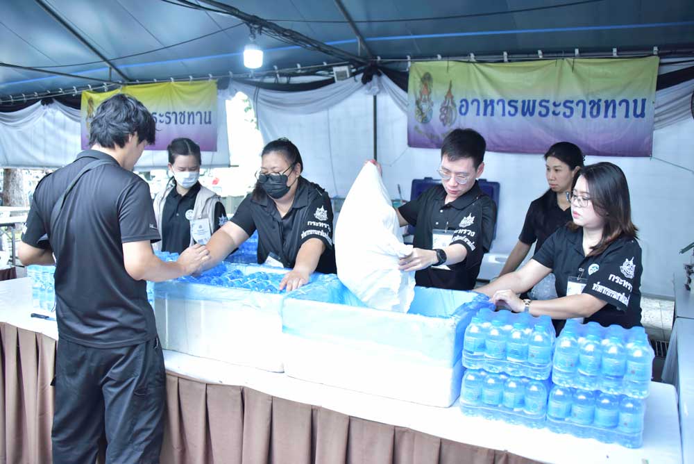 วันที่ 30 สิงหาคม 2569 จิตอาสากระทรวงทรัพยากรธรรมชาติและสิ่งแวดล้อม (จิตอาสา ทส.) โดยสำนักงานนโยบายและแผนทรัพยากรธรรมชาติและสิ่งแวดล้อม (สผ.) ร่วมกับศูนย์อำนวยการใหญ่ จิตอาสาพระราชทาน ศูนย์ประสานงานจิตอาสาพระราชทาน ศอ.จอส. พระราชทาน ภาค 1 (ส่วนหน้า) จิตอาสา 904 จิตอาสาพระราชทาน จิตอาสาภาครัฐ กรุงเทพมหานคร หน่วยงานภาครัฐ แพทย์ พยาบาล นัักศึกษาวิชาทหาร ลูกเสือ - เนตรนารี อาสาสมัครป้องกันภัยฝ่ายพลเรือน และเครือข่ายจิตอาสา ดำเนินภารกิจประจำวัน เพื่ออำนวยความสะดวก ดูแลประชาชนที่เดินทางมาเข้าถวายบังคมพระบรมศพ สมเด็จพระนางเจ้าสิริกิติ์ พระบรมราชินีนาถ พระบรมราชชนนีพันปีหลวง และเข้าถวายสักการะ พระศพ สมเด็จพระเจ้าลูกเธอ เจ้าฟ้าพัชรกิติยาภา นเรนทิราเทพยวดี กรมหลวงราชสาริณีสิริพัชร มหาวัชรราชธิดา เบื้องหน้าพระบรมฉายาลักษณ์ โดยได้จัดกำลังจิตอาสาประจำจุดต่างๆ ดังนี้ จุดที่ 1 จุดพักคอย จุดที่ 2 โรงครัวพระราชทาน เพื่อให้การปฏิบัติเป็นไปด้วยความเรียบร้อยและ สมพระเกียรติ ณ ท้องสนามหลวง ในพระบรมมหาราชวัง โดยมีจิตอาสา ทส. เข้าร่วมปฏิบัติงานตลอดทั้งวัน วันที่ 30 สิงหาคม 2569 จิตอาสากระทรวงทรัพยากรธรรมชาติและสิ่งแวดล้อม (จิตอาสา ทส.) โดยสำนักงานนโยบายและแผนทรัพยากรธรรมชาติและสิ่งแวดล้อม (สผ.) ร่วมกับศูนย์อำนวยการใหญ่ จิตอาสาพระราชทาน ศูนย์ประสานงานจิตอาสาพระราชทาน ศอ.จอส. พระราชทาน ภาค 1 (ส่วนหน้า) จิตอาสา 904 จิตอาสาพระราชทาน จิตอาสาภาครัฐ กรุงเทพมหานคร หน่วยงานภาครัฐ แพทย์ พยาบาล นัักศึกษาวิชาทหาร ลูกเสือ - เนตรนารี อาสาสมัครป้องกันภัยฝ่ายพลเรือน และเครือข่ายจิตอาสา ดำเนินภารกิจประจำวัน เพื่ออำนวยความสะดวก ดูแลประชาชนที่เดินทางมาเข้าถวายบังคมพระบรมศพ สมเด็จพระนางเจ้าสิริกิติ์ พระบรมราชินีนาถ พระบรมราชชนนีพันปีหลวง และเข้าถวายสักการะ พระศพ สมเด็จพระเจ้าลูกเธอ เจ้าฟ้าพัชรกิติยาภา นเรนทิราเทพยวดี กรมหลวงราชสาริณีสิริพัชร มหาวัชรราชธิดา เบื้องหน้าพระบรมฉายาลักษณ์ โดยได้จัดกำลังจิตอาสาประจำจุดต่างๆ ดังนี้ จุดที่ 1 จุดพักคอย จุดที่ 2 โรงครัวพระราชทาน เพื่อให้การปฏิบัติเป็นไปด้วยความเรียบร้อยและ สมพระเกียรติ ณ ท้องสนามหลวง ในพระบรมมหาราชวัง โดยมีจิตอาสา ทส. เข้าร่วมปฏิบัติงานตลอดทั้งวัน